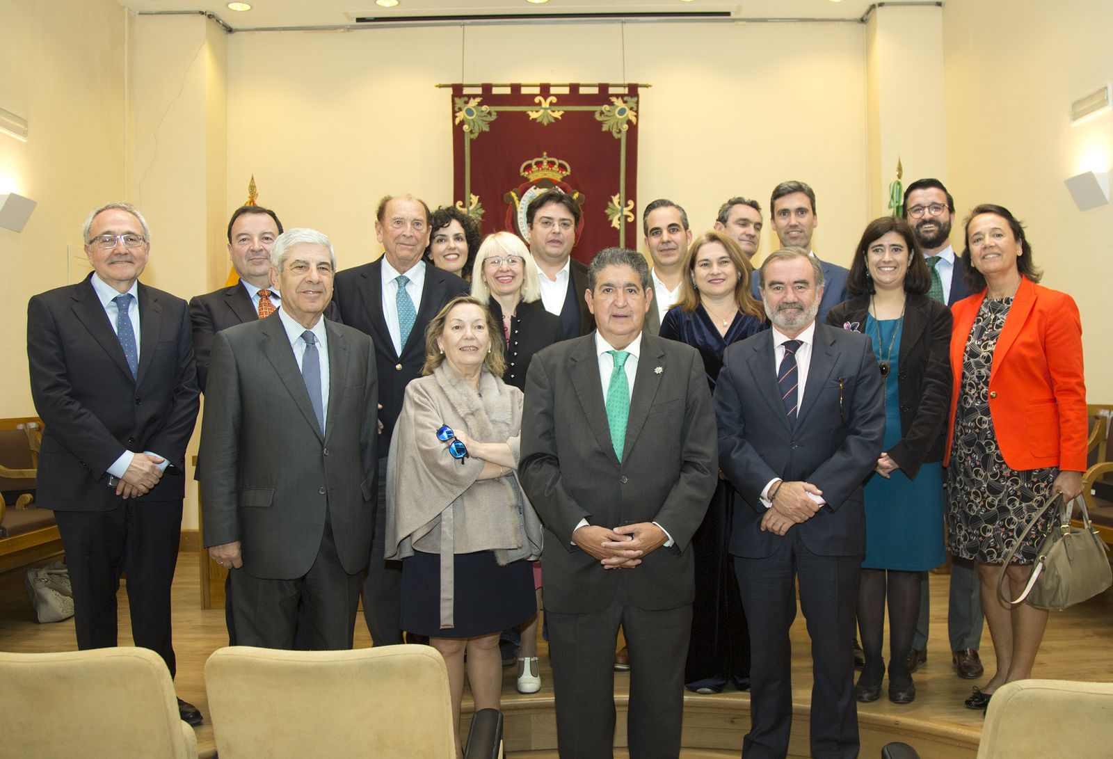 Los periodistas premiados, con el decano saliente y entrante y las autoridades judiciales