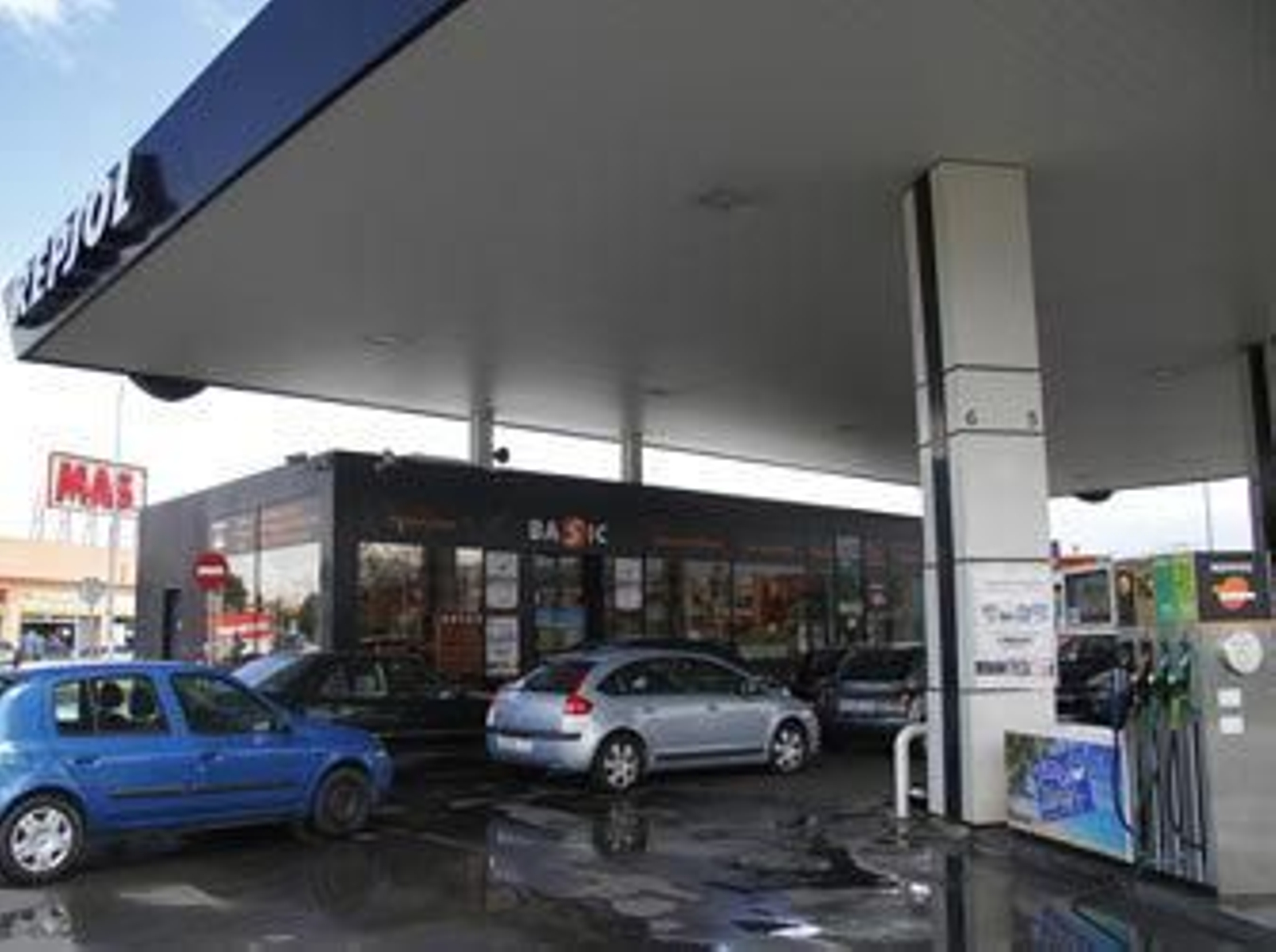 Llenar el depósito de 95 en Sevilla cuesta 12 euros menos que en junio