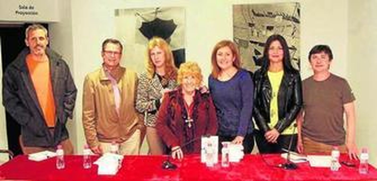 María Dolores Ortega con Asunción Valgañón y los autores del libro.