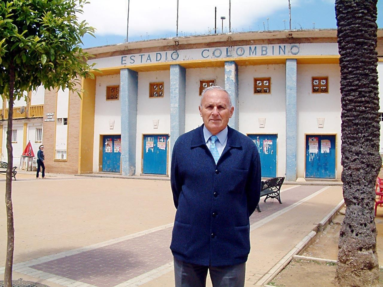 Martínez Oliva, a las puertas del estadio Colombino de Isla Chica.