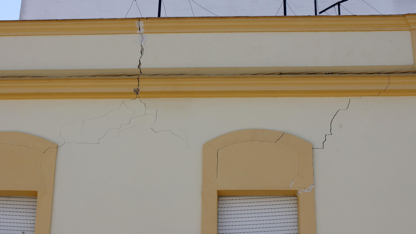 Imágenes de las grietas en el edificio de la plaza del Carbón.