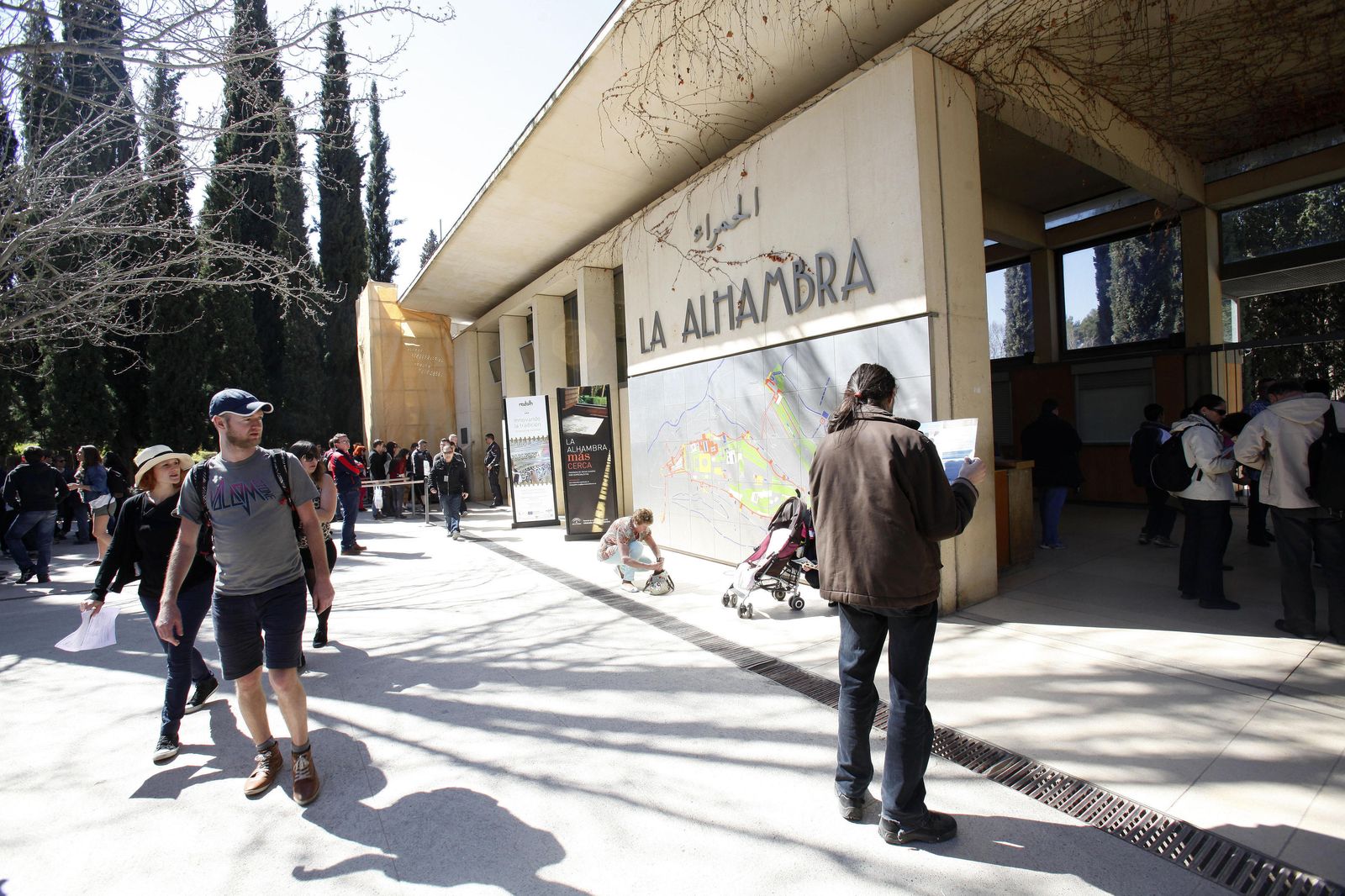 Imagen de archivo de turistas a las puertas de la Alhambra de Granada