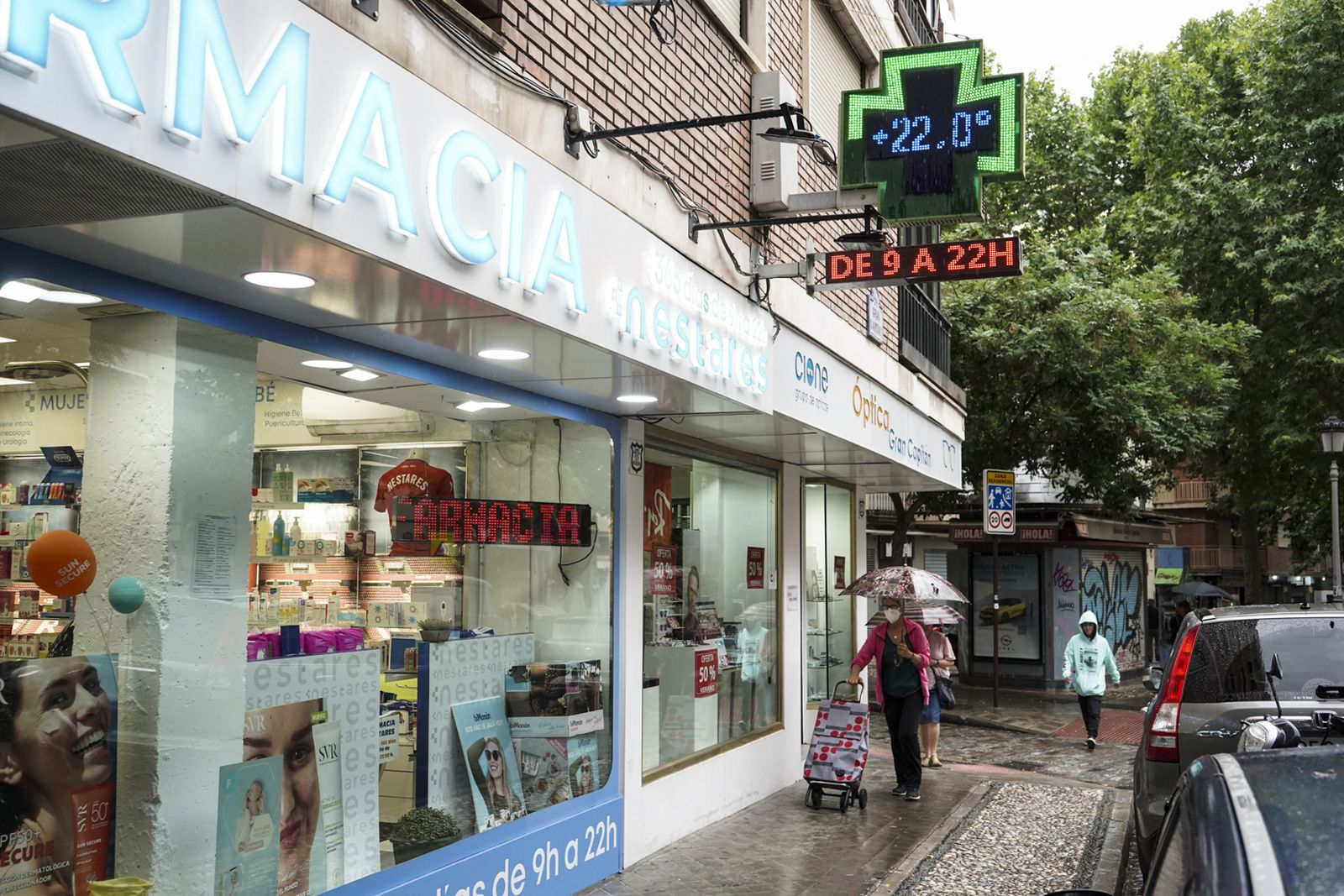 Granada da la bienvenida a un verano pasado por agua