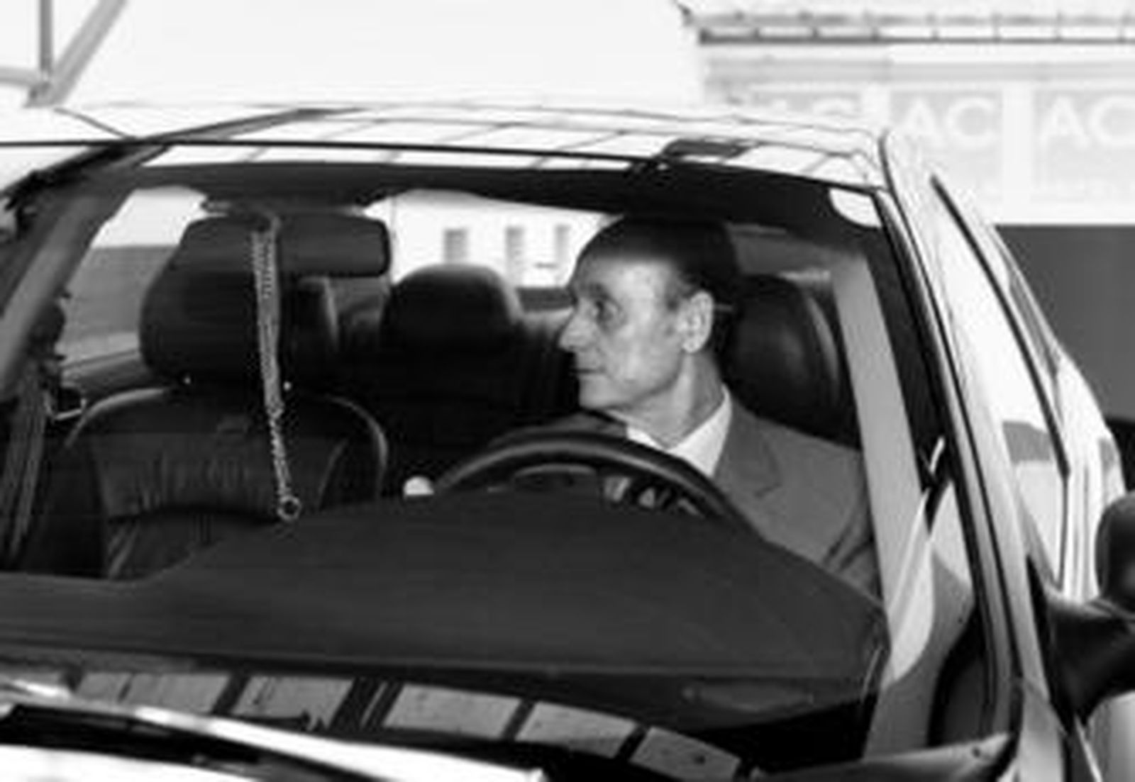 Manuel Ruiz de Lopera, al volante de su coche, tras un acto reciente.