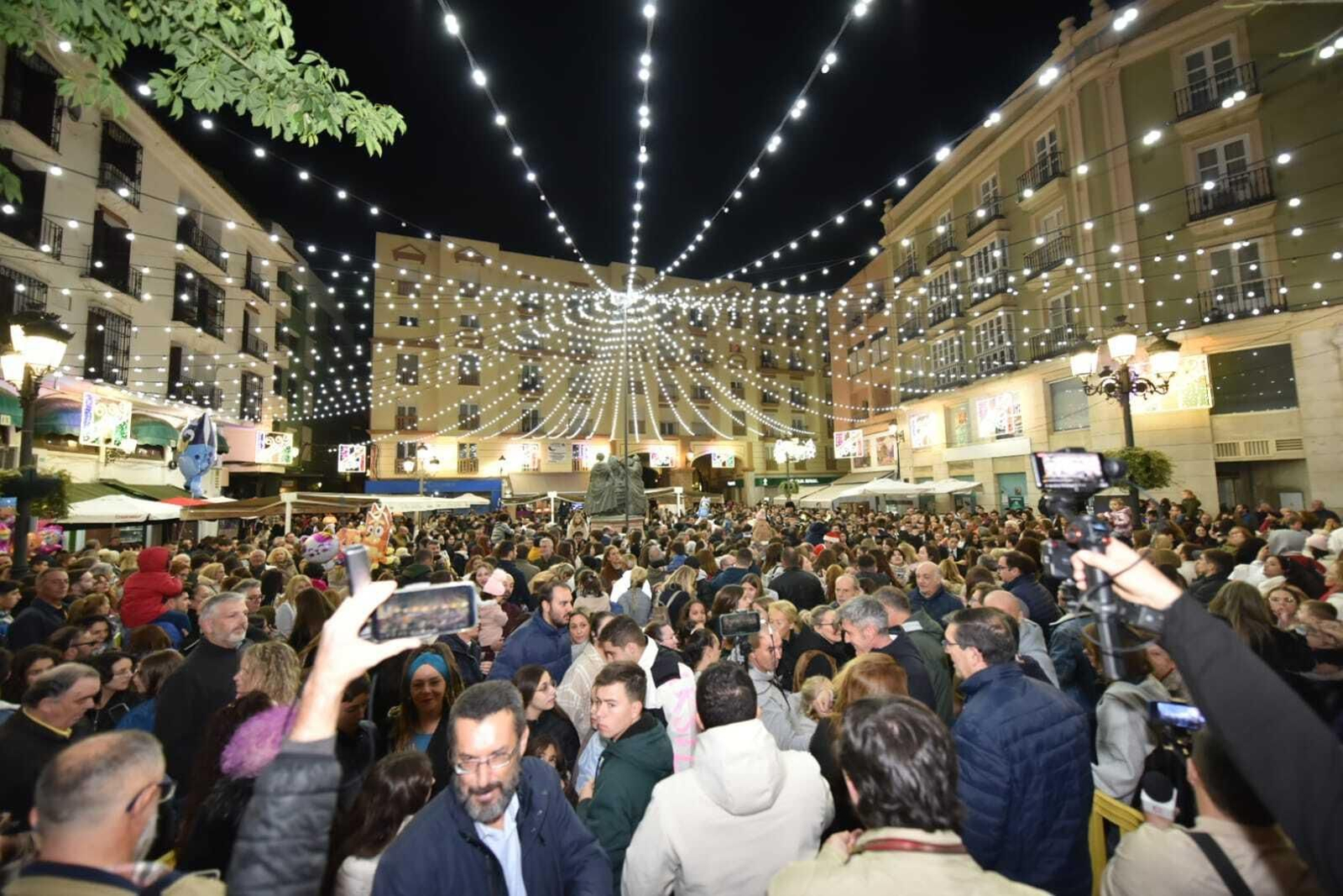 La plaza de la Iglesia de La Línea, con su iluminación de Navidad