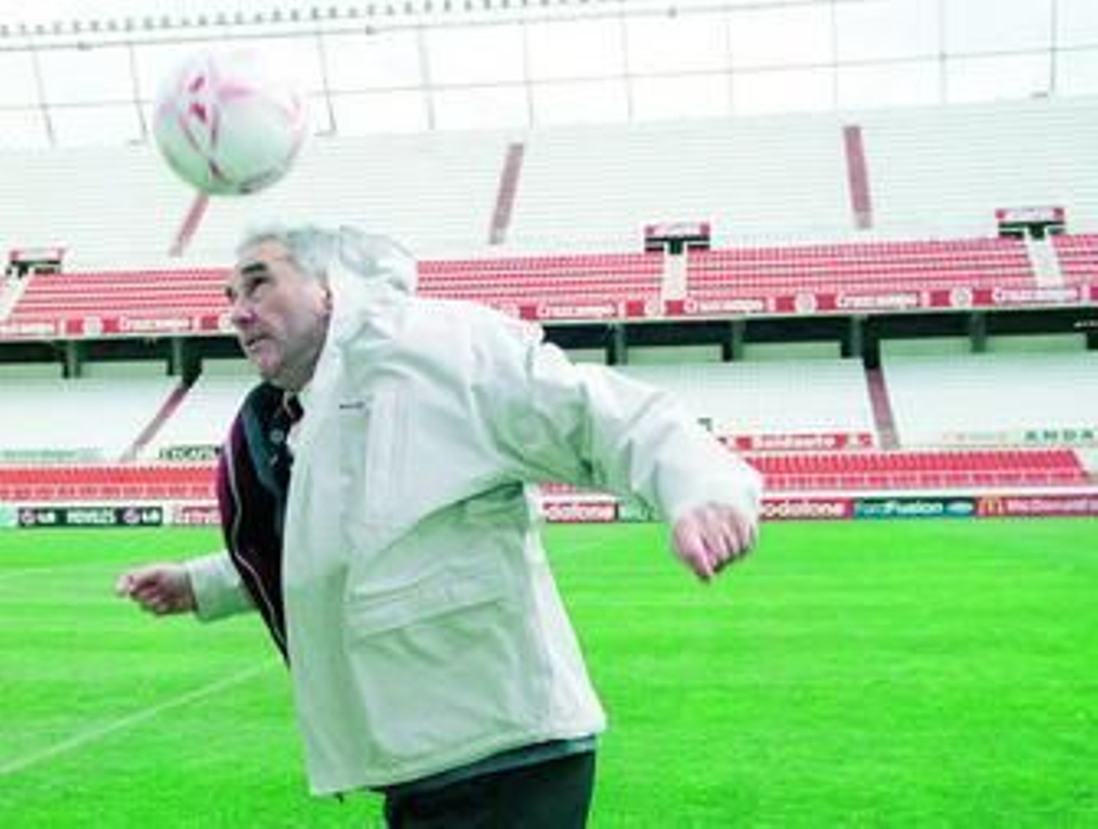 Marcelo Campanal golpea de cabeza un balón en el Ramón Sánchez-Pizjuán.