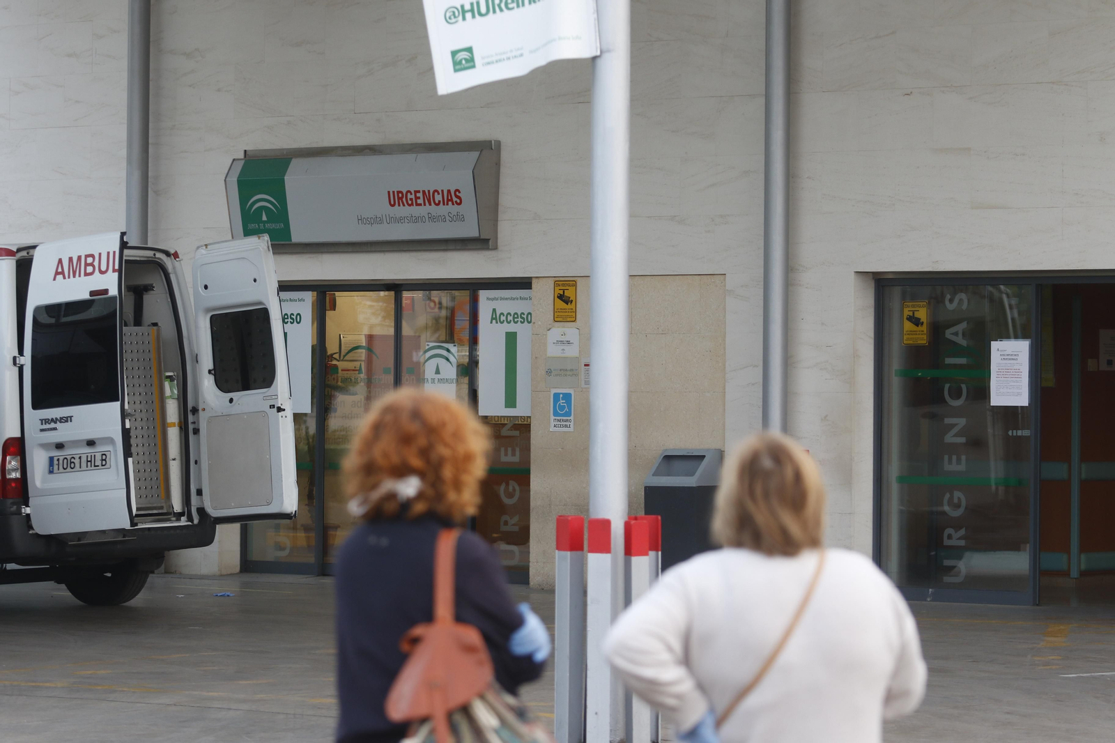 Dos señoras aguardan en la puerta de Urgencias del Reina Sofía.