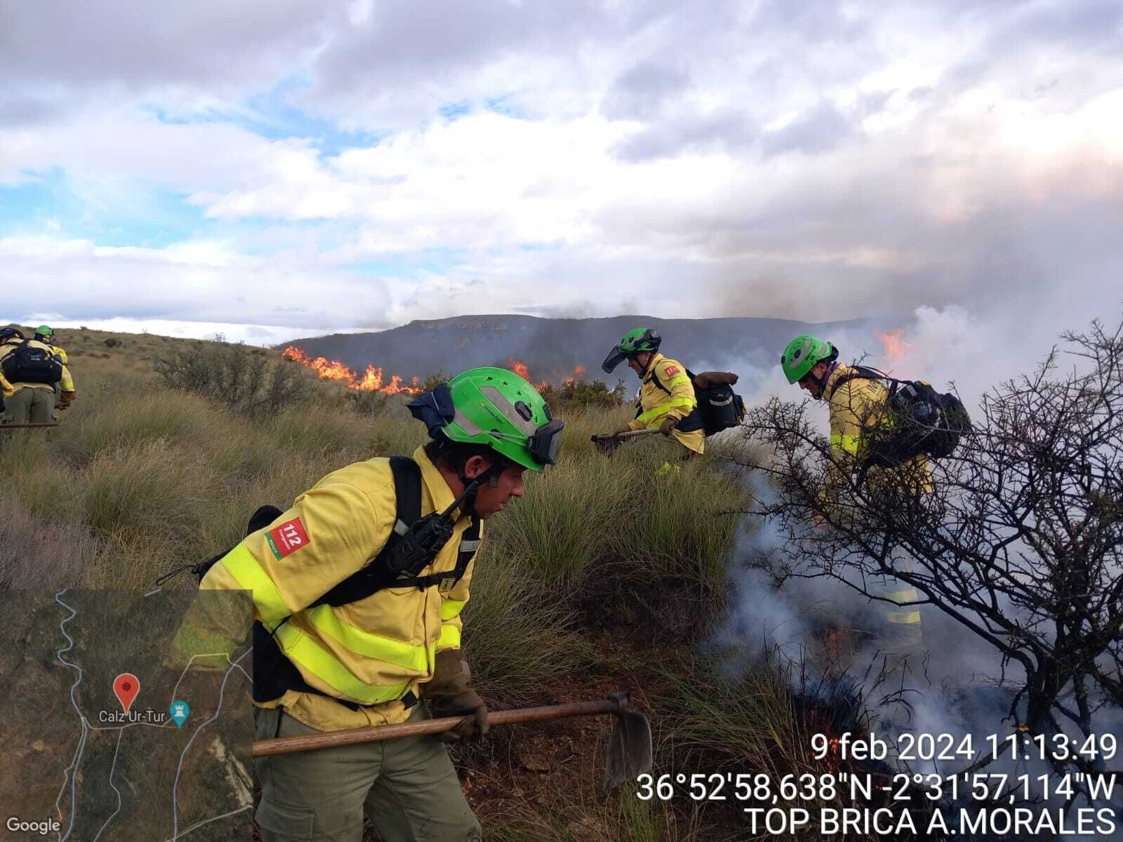 Efectos del Plan Infoca esta mañana aplacando las llamas en Enix.
