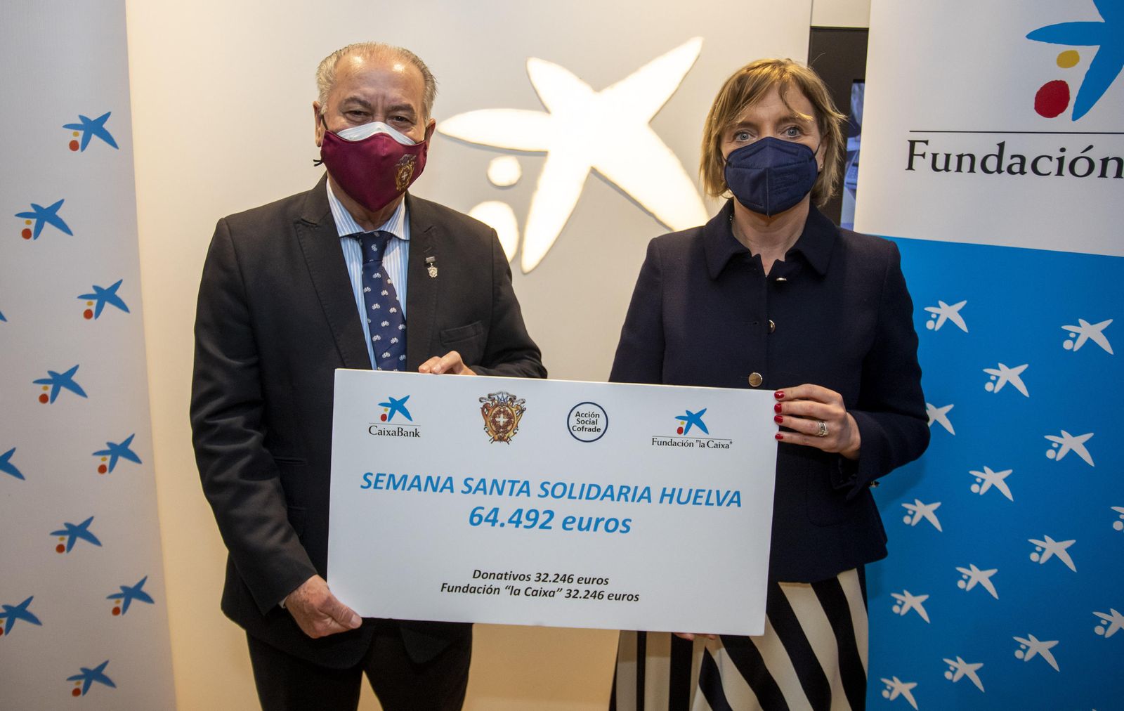 Entrega del dinero recaudado al Consejo de Hermandades de Huelva.