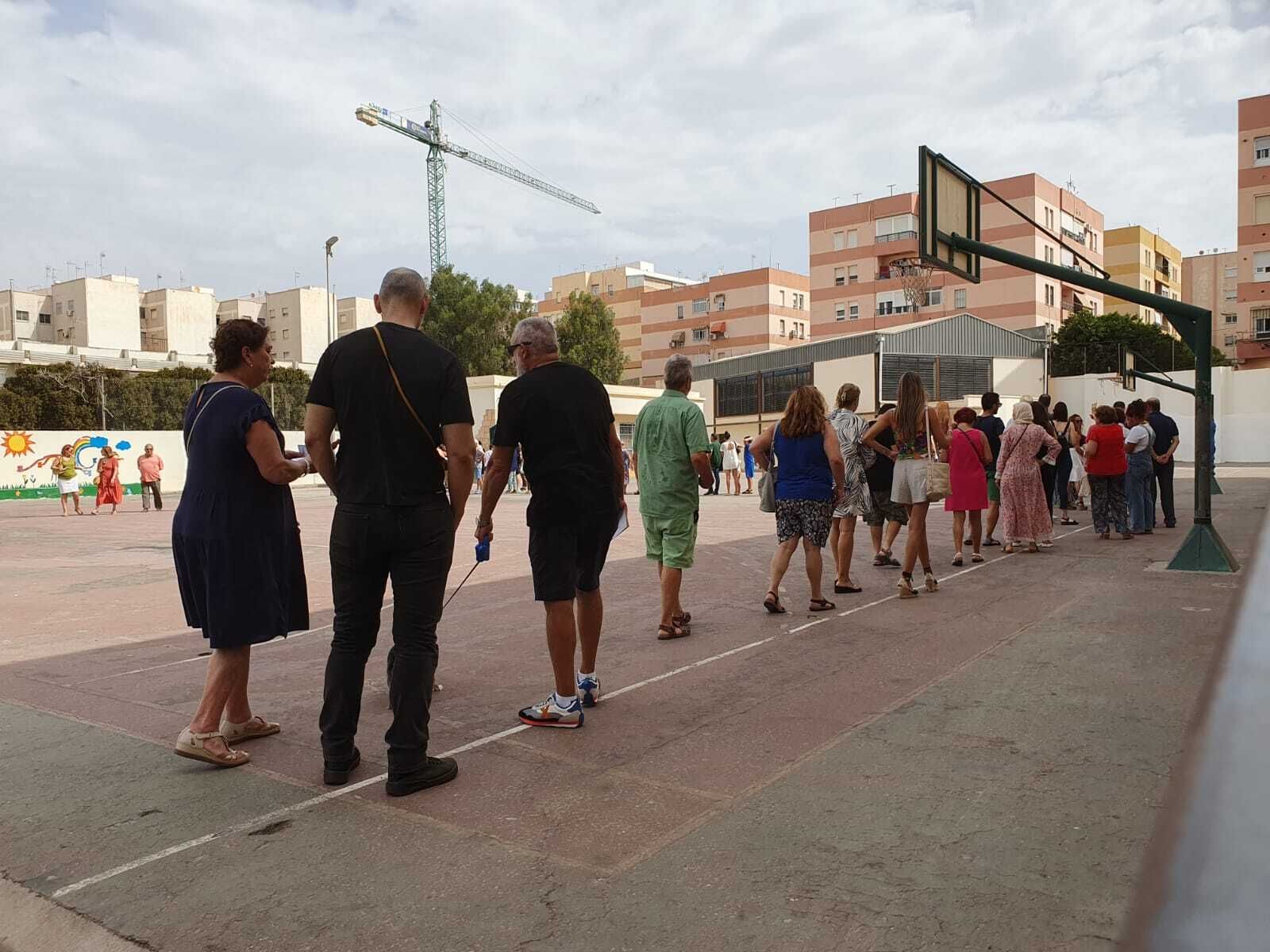 Decenas de votantes esperan su turno en el colegio Indalo de la capital