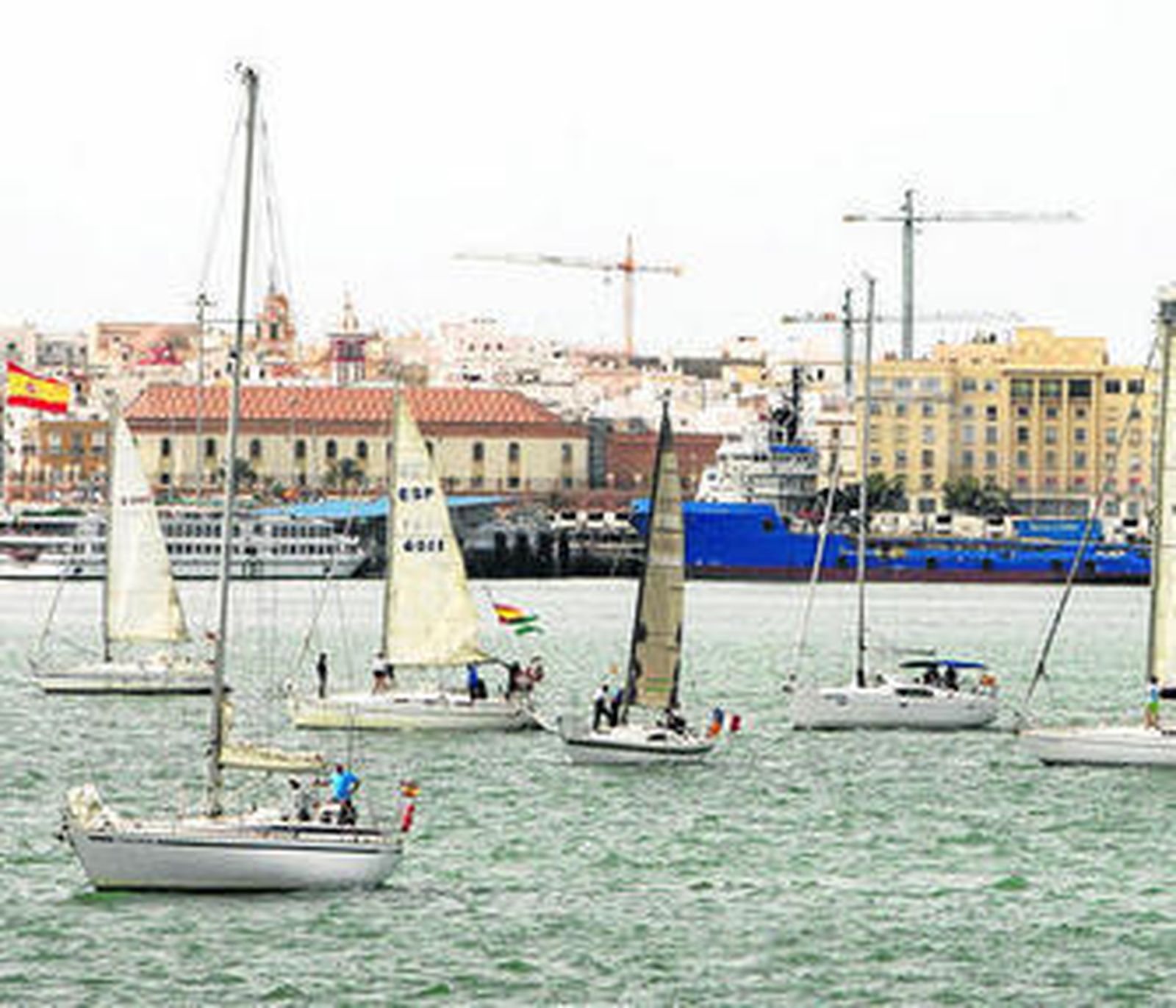 Un grupo de embarcaciones navegando por la costa gaditana, en una fotografía de archivo.