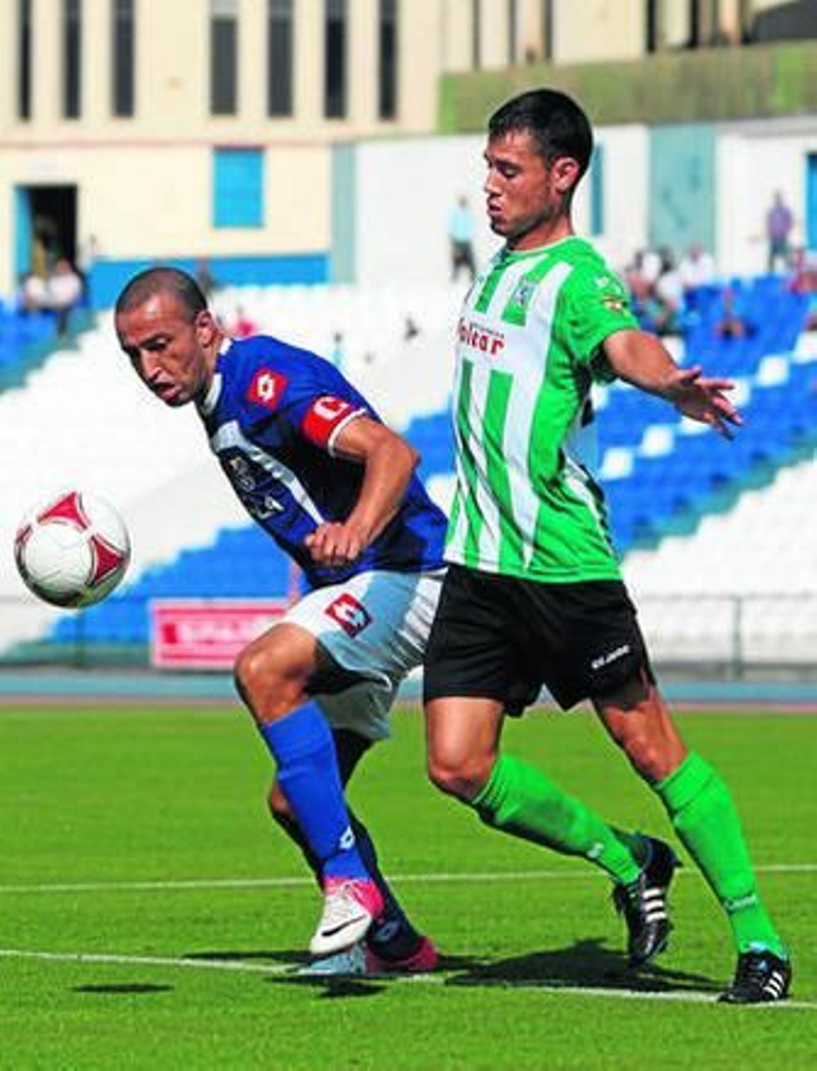 El verdiblanco Jose trata de impedir que el local Chota controle el esférico.