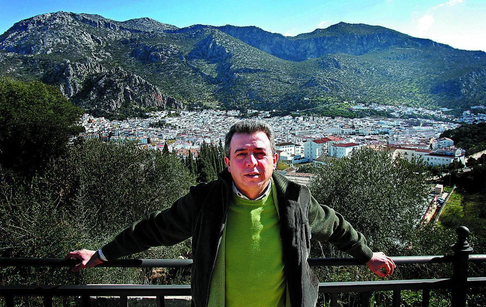 El empresario ubriqueño José Luis López Fernández posa con una vista de Ubrique al fondo.