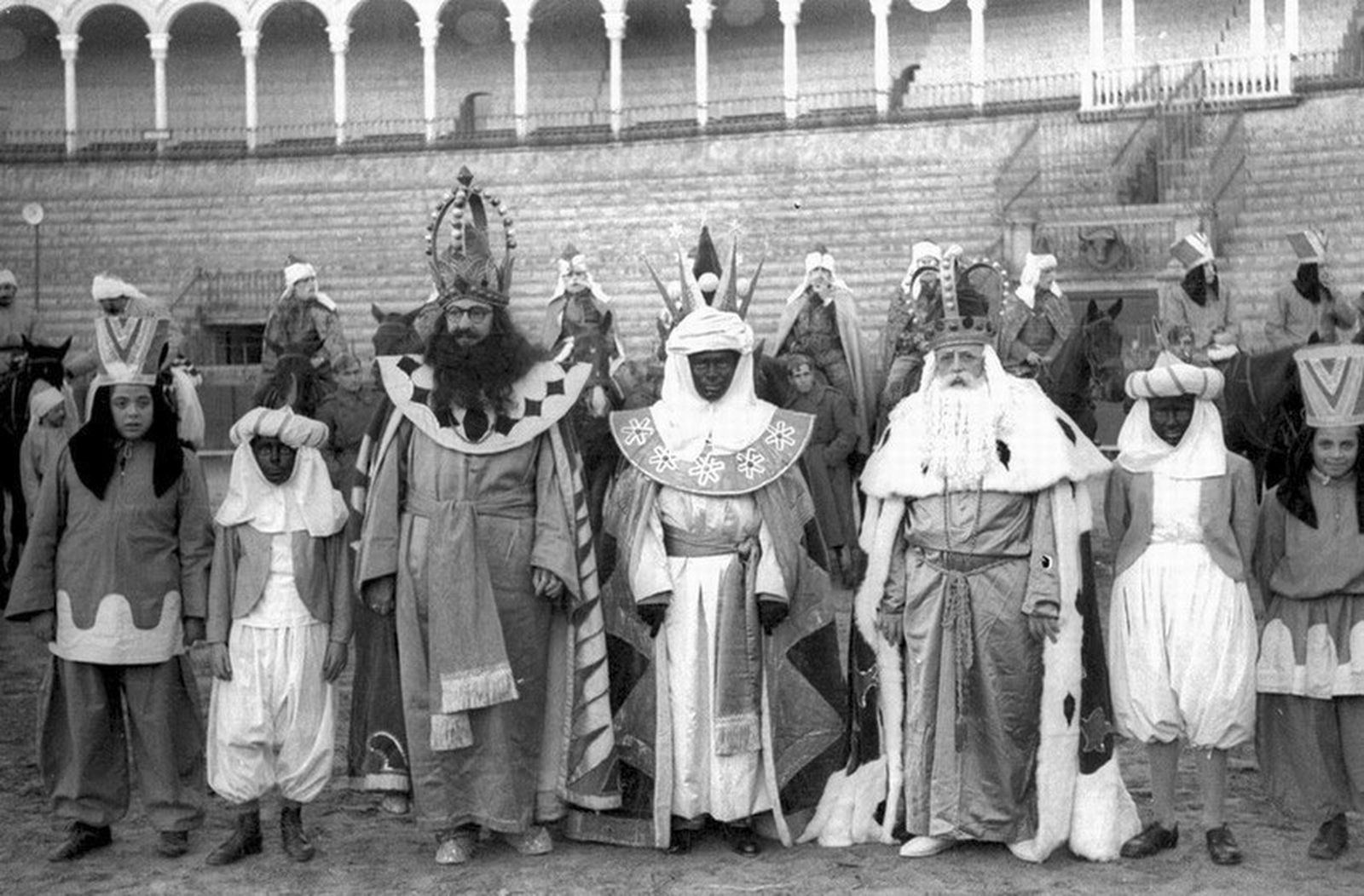 Imagen del cortejo de los Reyes Magos cuando salían de la plaza de toros de la Maestranza.