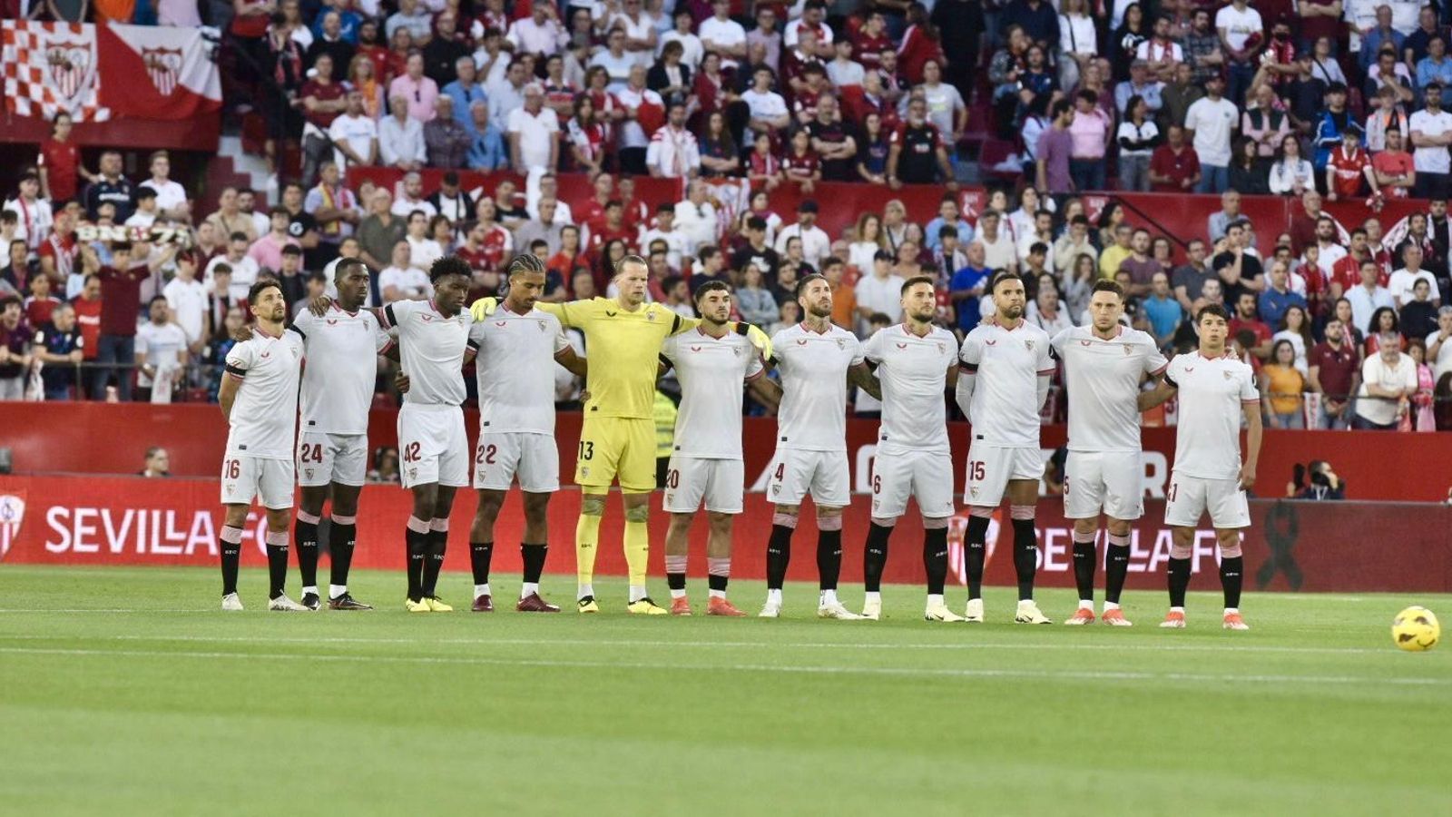 El equipo del Sevilla durante el minuto de silencio por Augusto Lahore y Luis Gil.