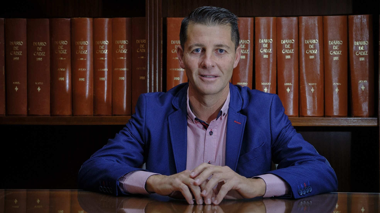 Jesús Casas en la hemeroteca de 'Diario de Cádiz'.