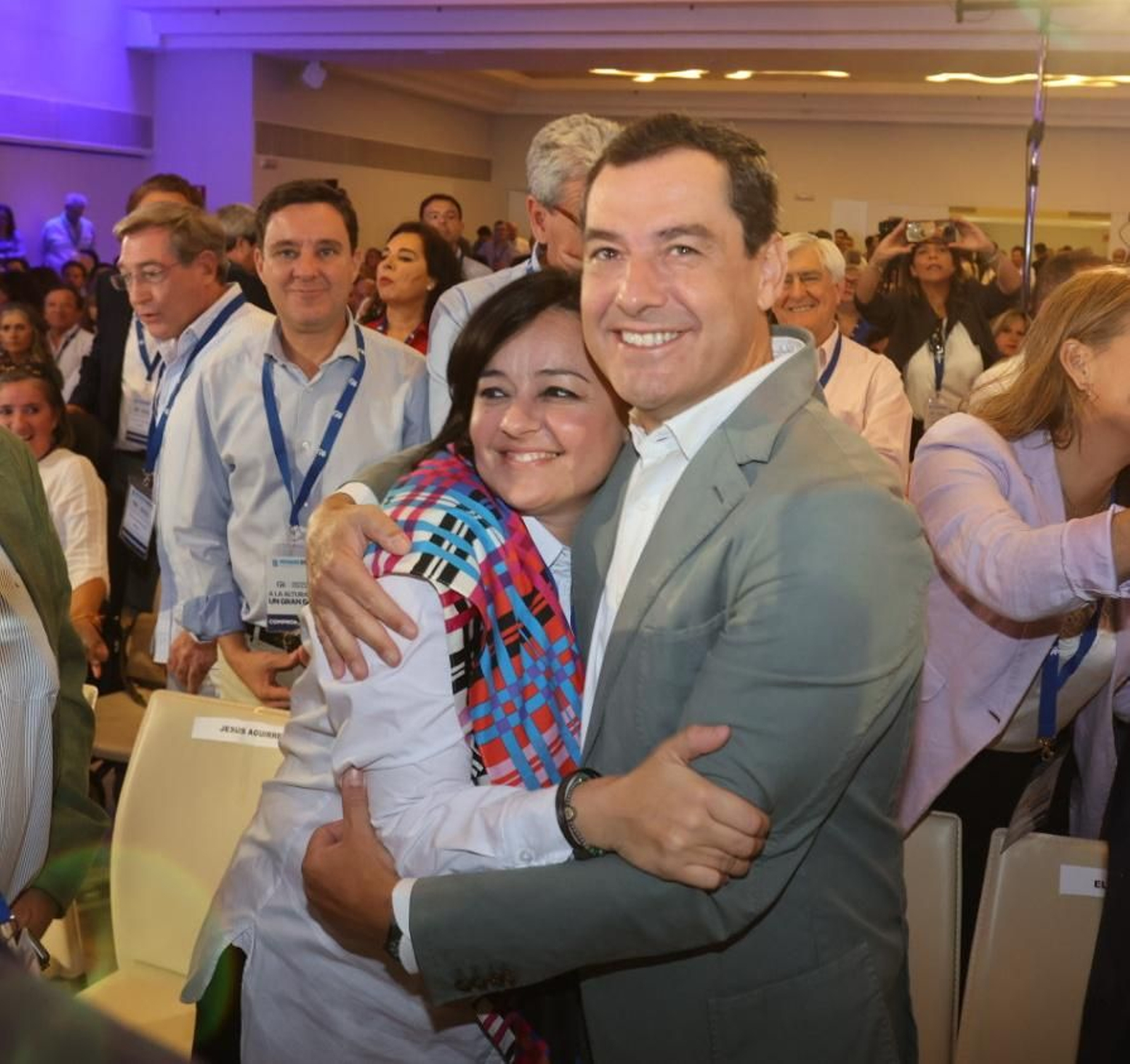 Virginia Pérez con el presidente Moreno en el último congreso del PP de Sevilla.