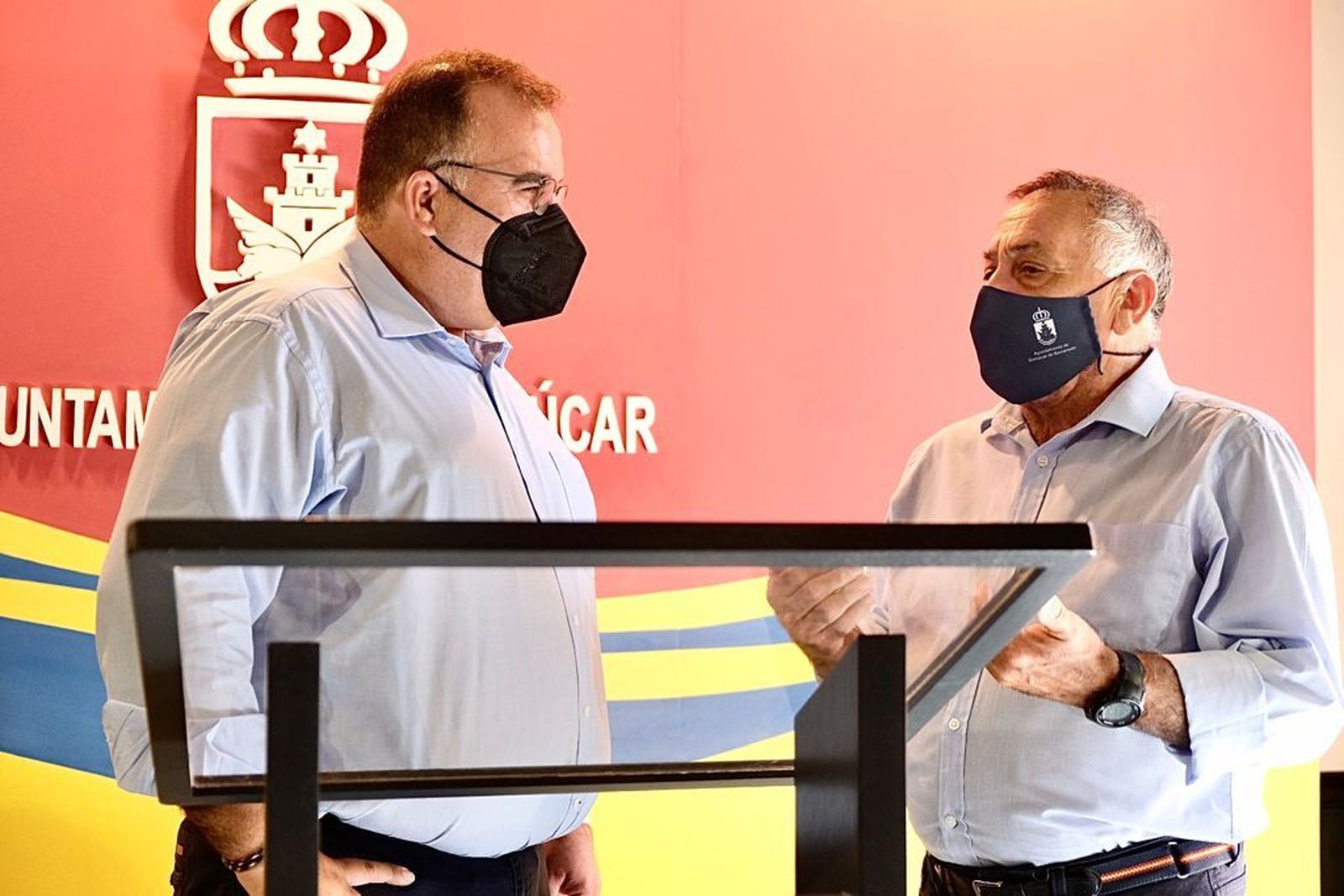 Los concejales del Gobierno local David Salazar (PSOE) y Juan José Hernández Ponce (Ciudadanos), este miércoles en el Palacio Municipal.