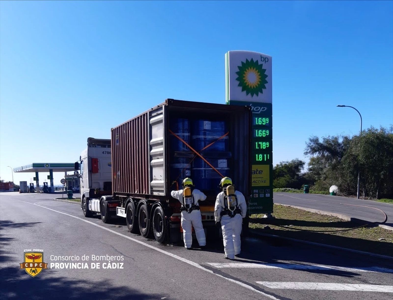 Los bomberos comprueban la fuga en un camión con mercancía peligrosa en la AP-4.