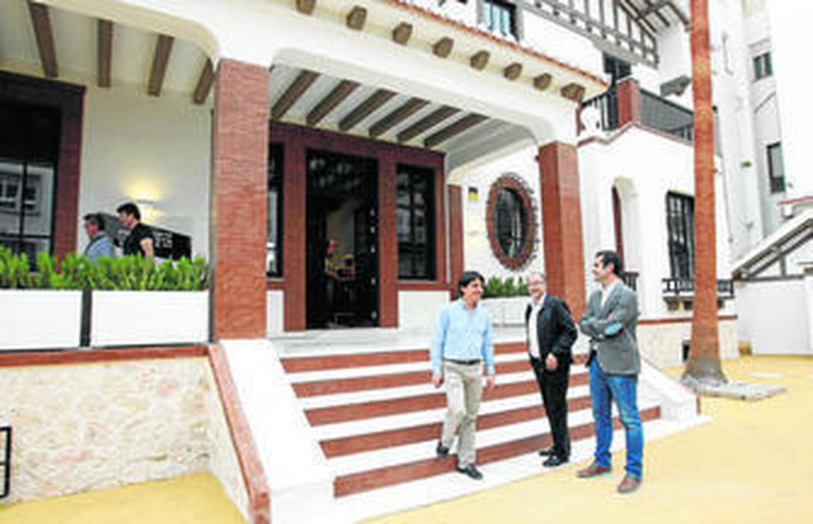 El alcalde, Luis Rogelio Rodríguez acompañado de Ramón Fernández-Pacheco y Manuel Guzmán a la entrada del Museo.