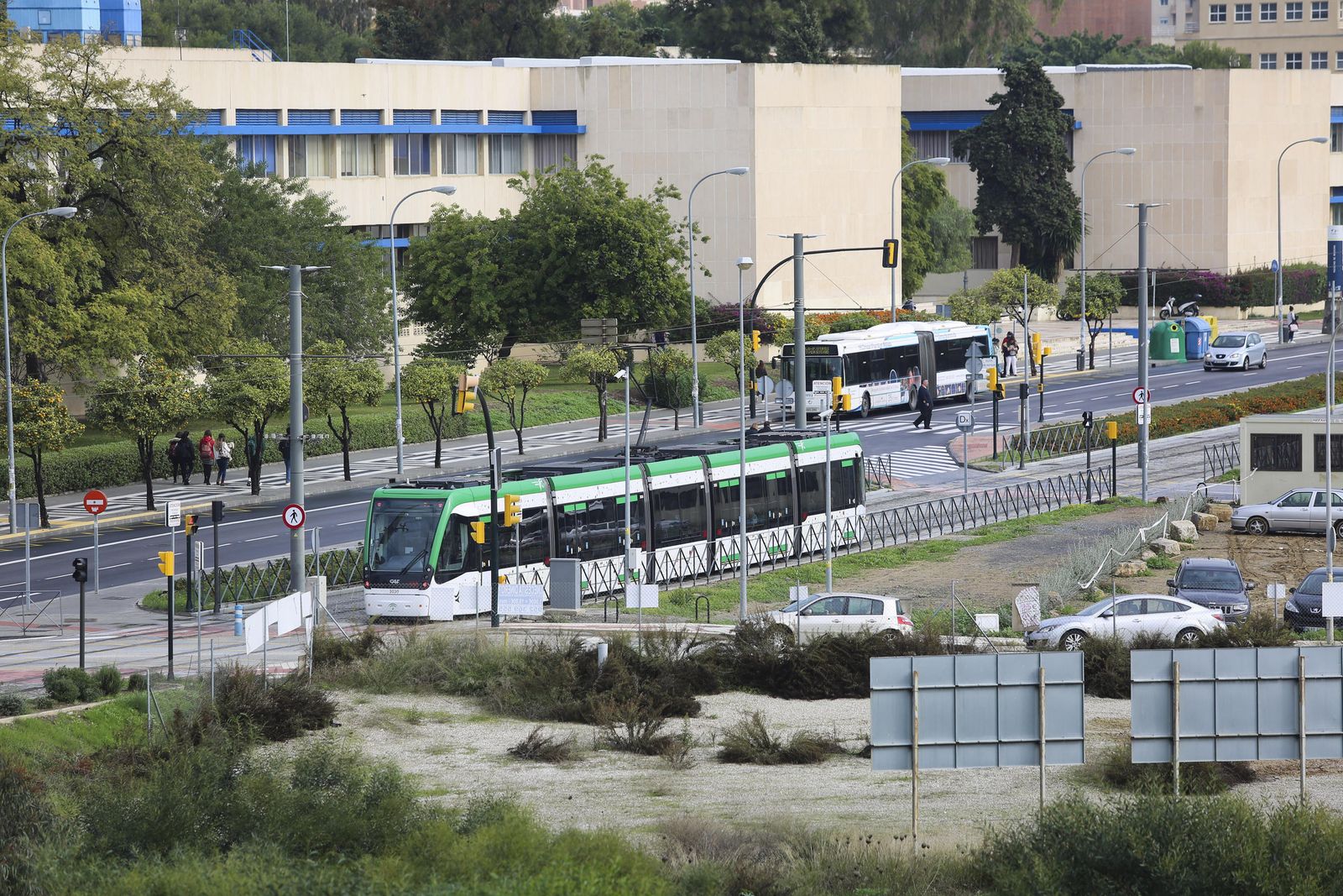 Un tren del Metro de Málaga y, más atrás, un autobús de la EMT, en el campus de la Universidad.