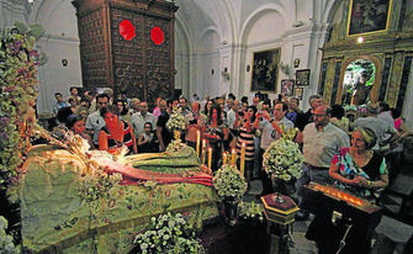 Multitud de fieles acudieron a contemplar a la Virgen Asunta del convento de Santa Rosalía.