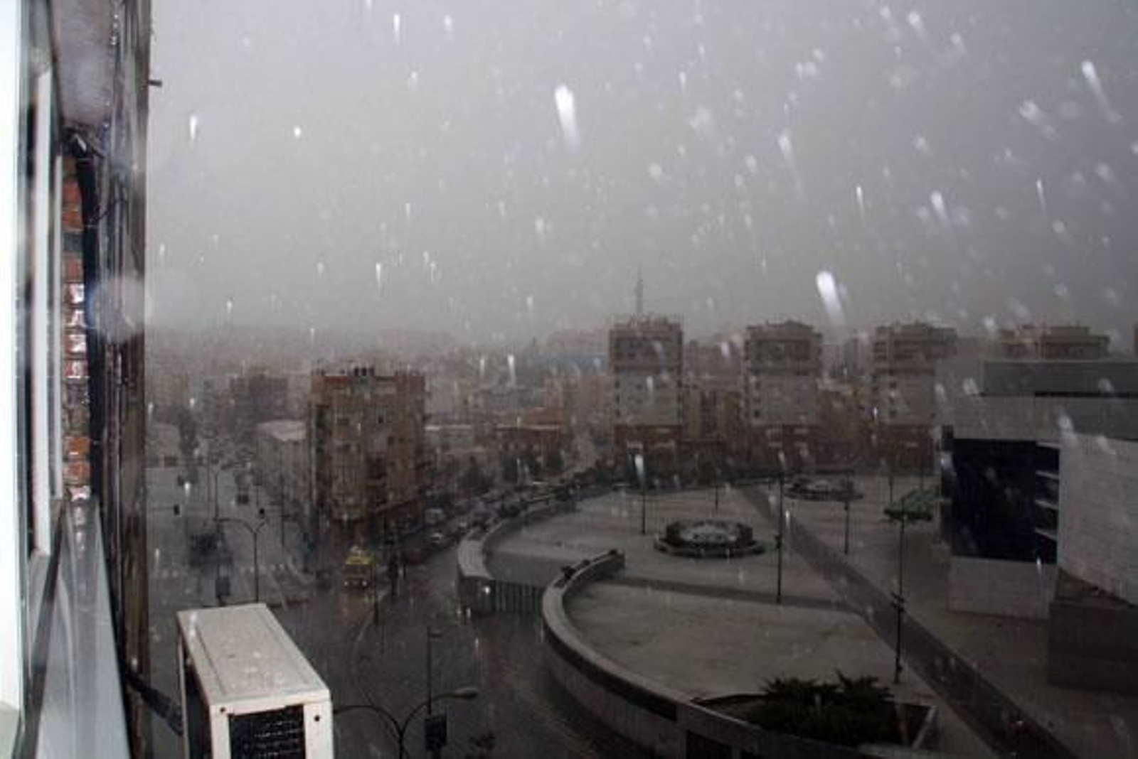 La lluvia ha anegado las calles del centro.

Foto: Europa Sur