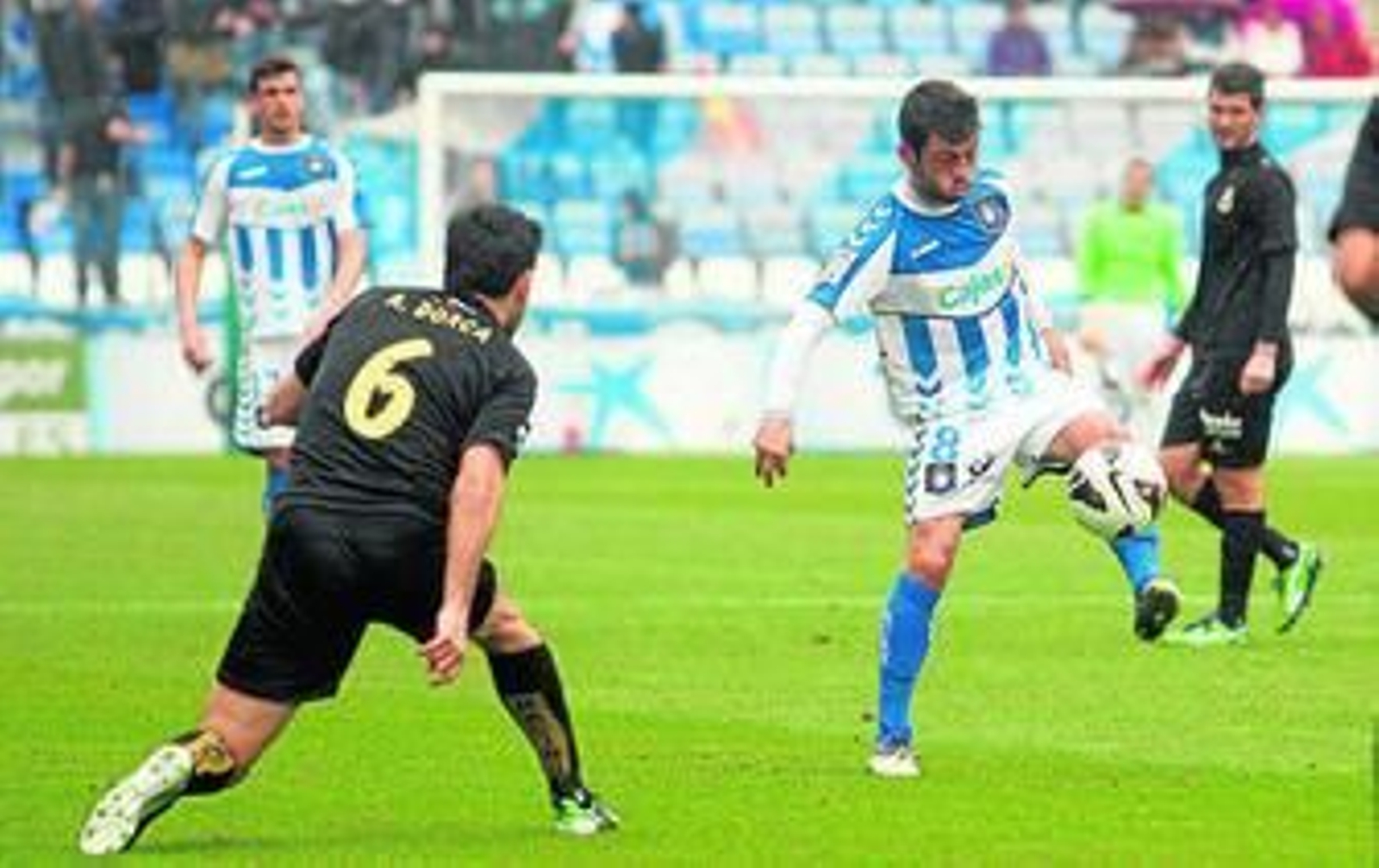 Jonathan Valle controla el esférico durante un partido.