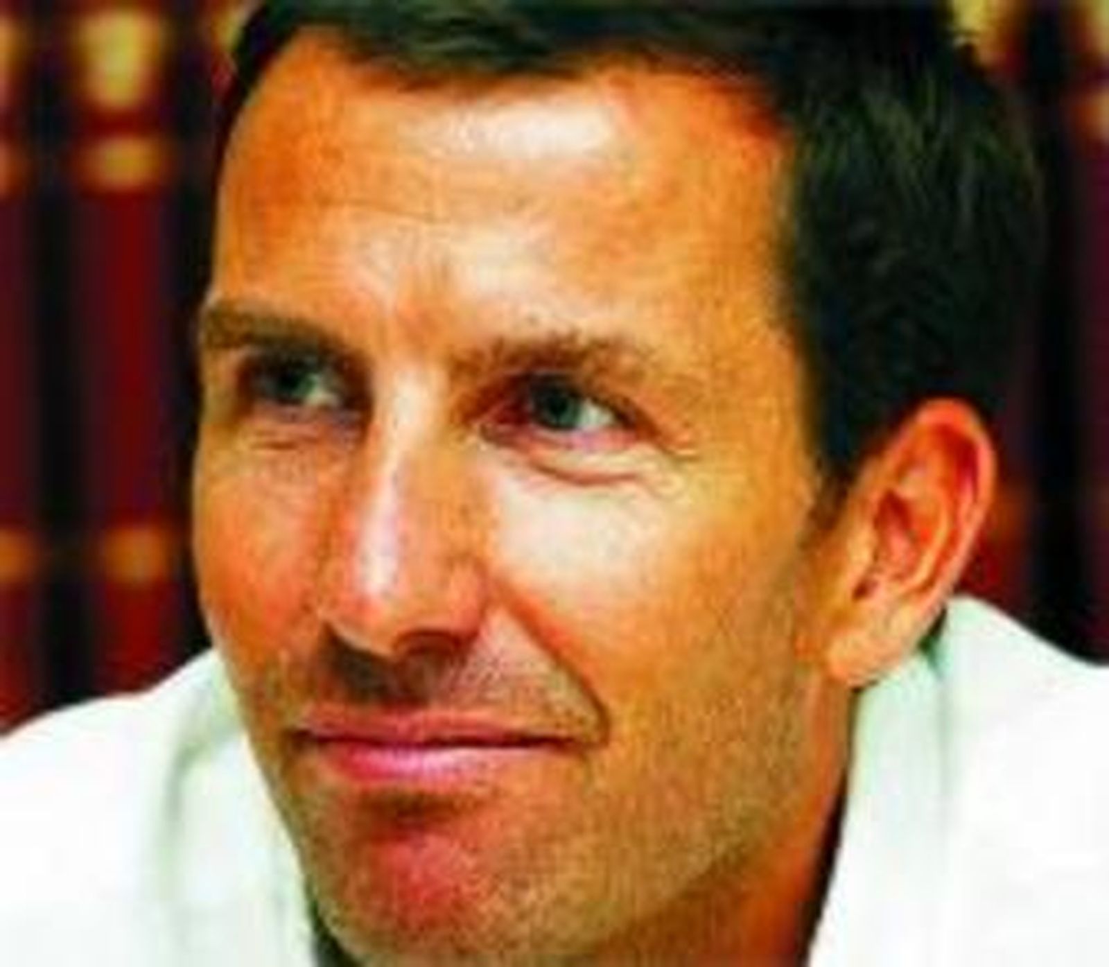 Nacho Rodríguez posa en la redacción de 'Málaga Hoy' delante de dos instantáneas de su etapa como jugador del Barcelona y el ViveMenorca.