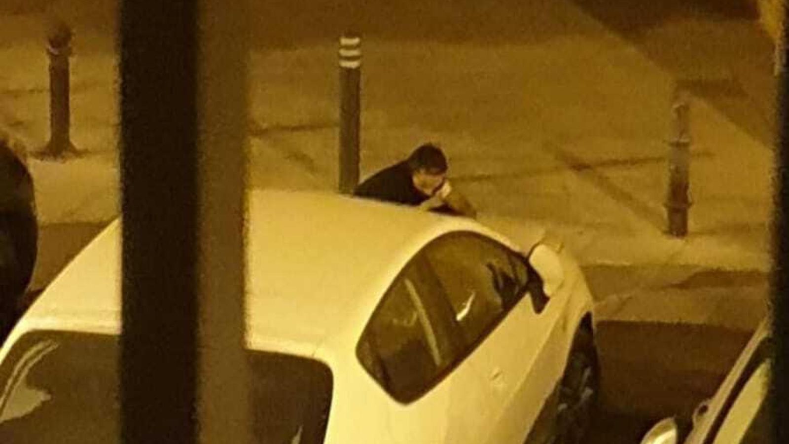 Momento en el que el presunto pirómano manipula uno de los coches que quemó.