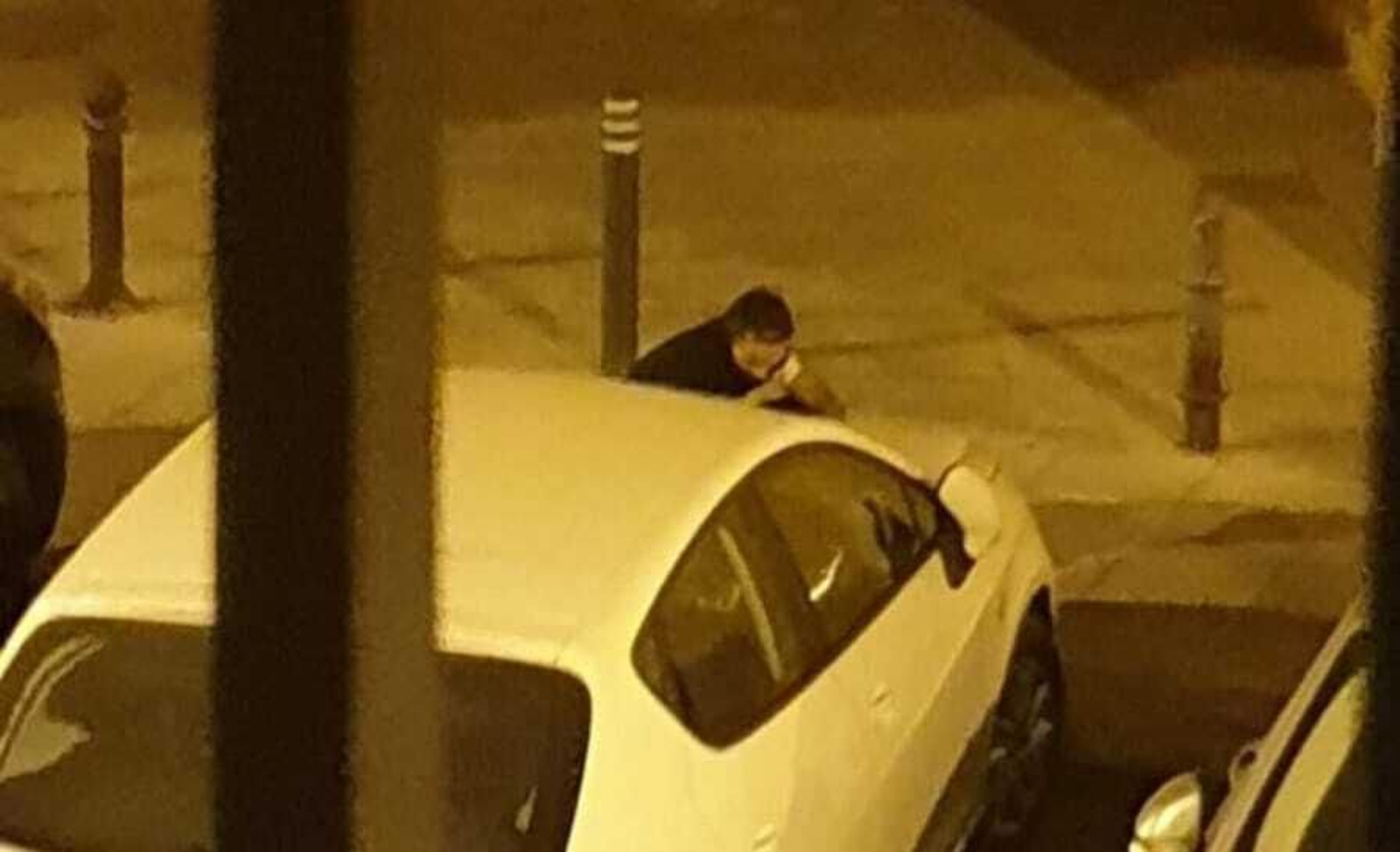 Momento en el que el presunto pirómano manipula uno de los coches que quemó.