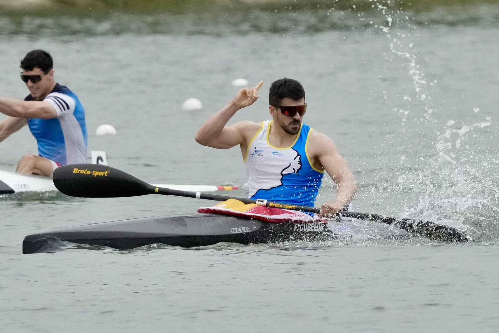 Francisco Cubelos celebra su triunfo en el K1 1000.