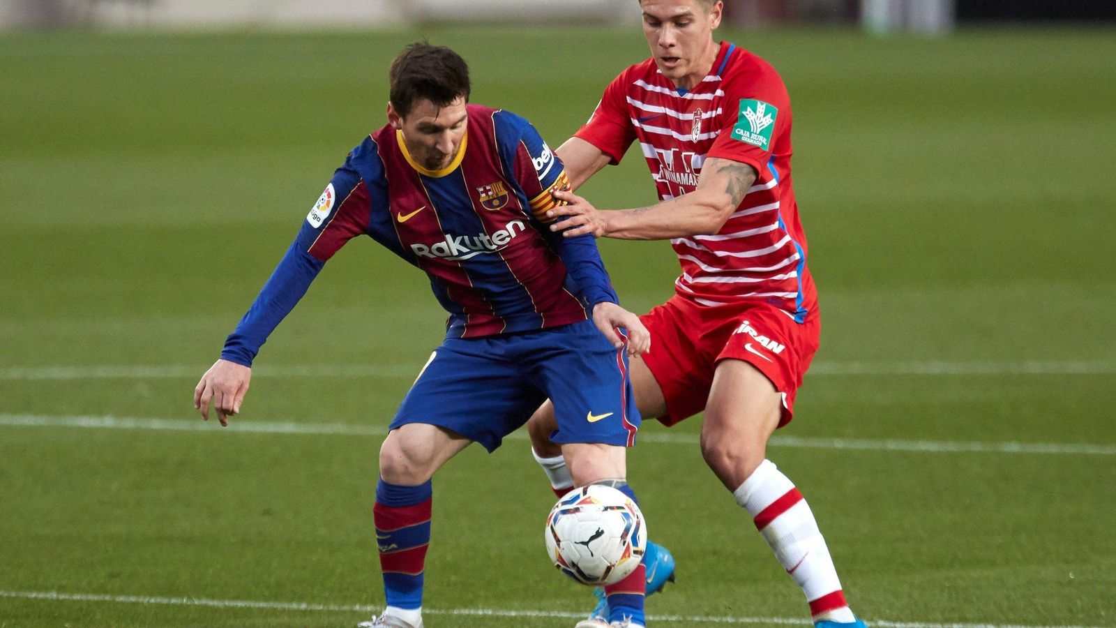 Nehuén Pérez presiona a Messi en el último Barcelona-Granada.