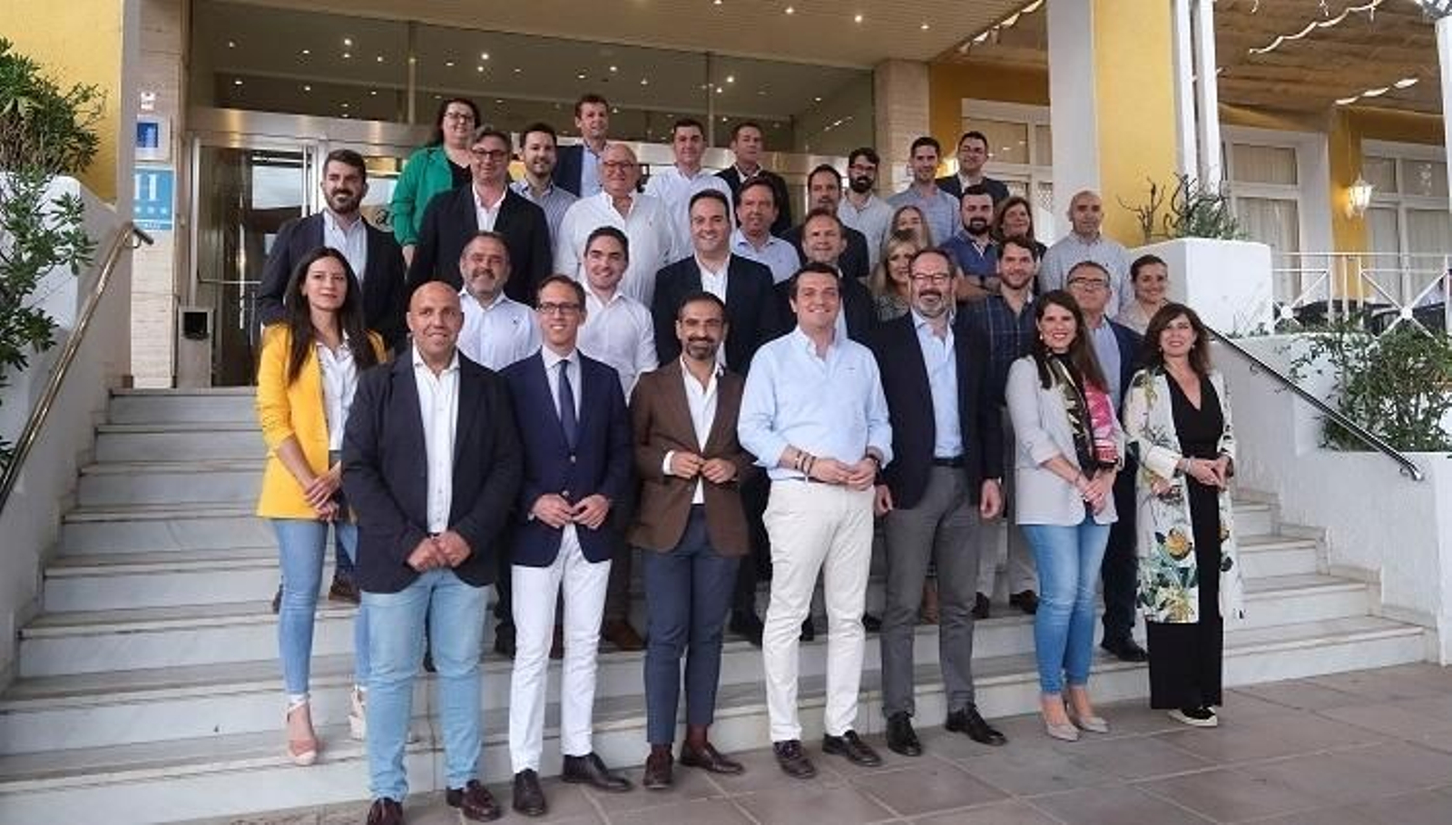 Molina posa con los candidatos del PP que han ganado en los municipios cordobeses. Molina posa con los candidatos del PP que han ganado en los municipios cordobeses.