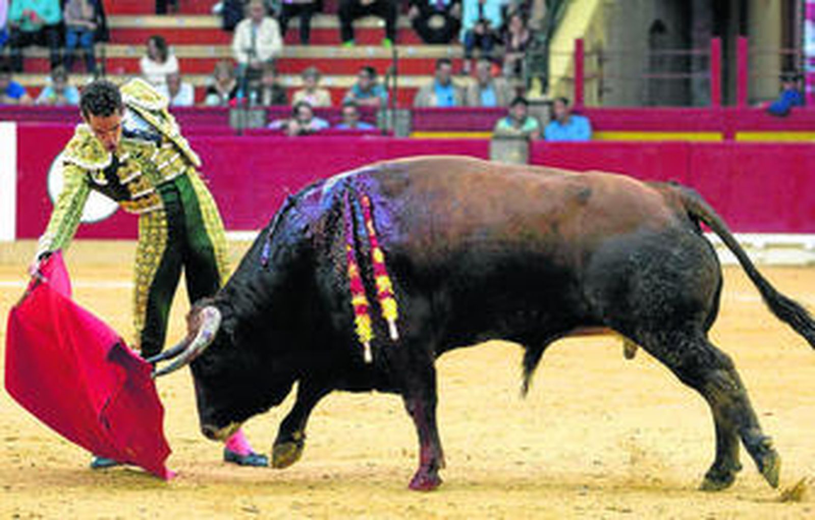 El malagueño Saúl Jiménez Fortes, en una chicuelina a uno de sus oponentes.