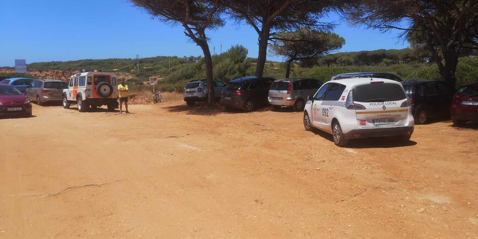 Control de acceso a la Cala del Aceite este domingo.