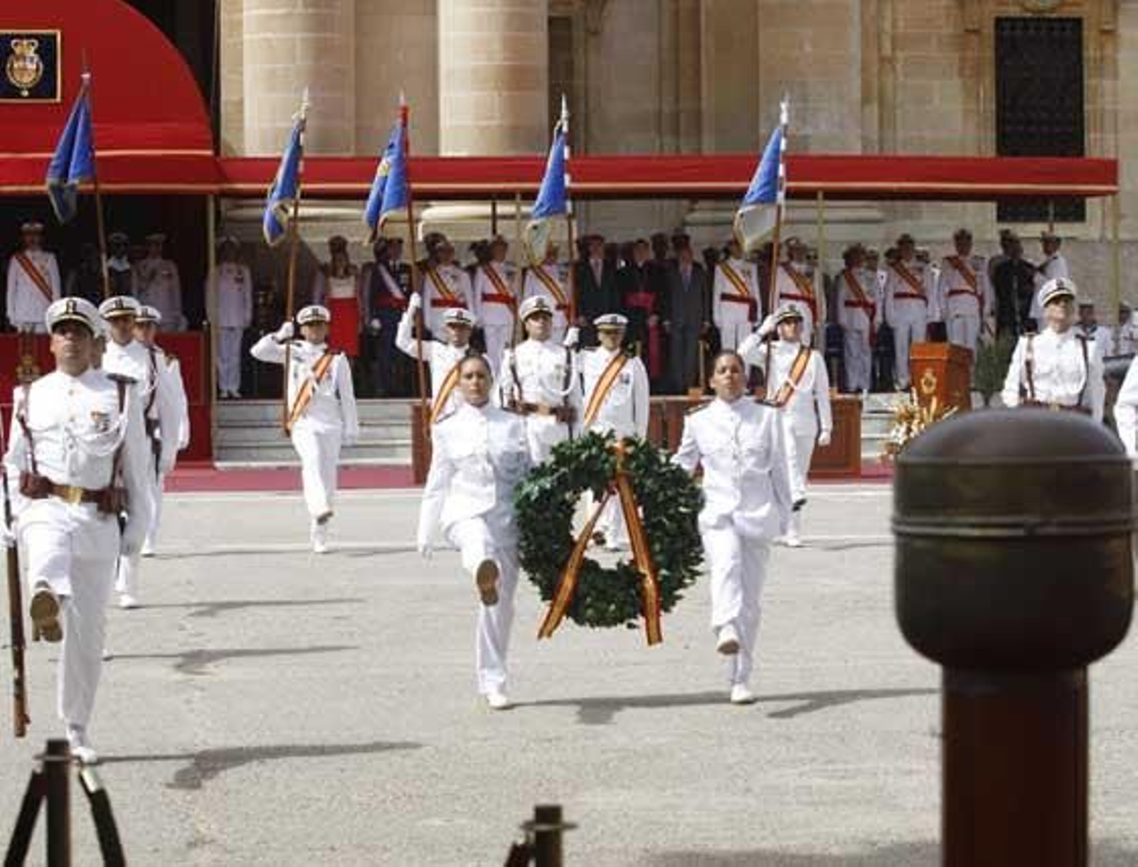 El Príncipe preside en La Isla la entrega de los Reales Despachos a los números uno del Cuerpo General de la Armada.

Foto: Nuria Reina