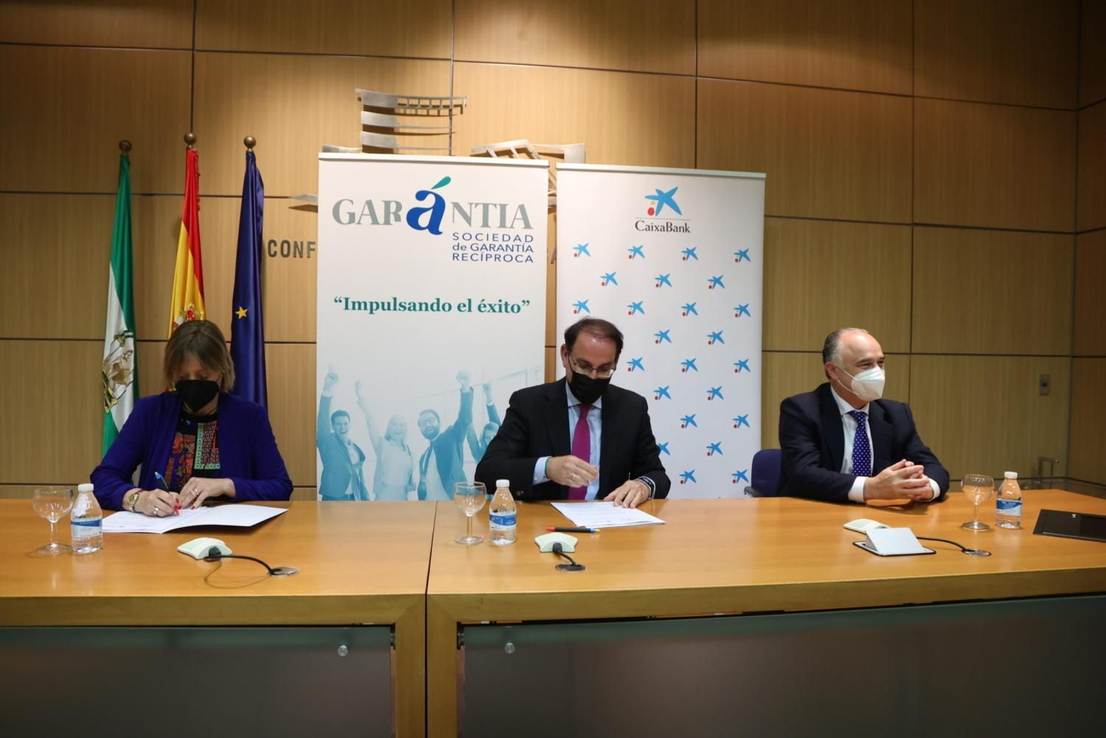 Cai La directora territorial de Caixabank en Andalucía Occidental y Extremadura, Maria Jesús Catalá; el presidente de la CEA y de Garántia y de la CEA, Javier González de Lara; y el director territorial de Caixabank en Andalucía Oriental, Juan Ignacio Zafra