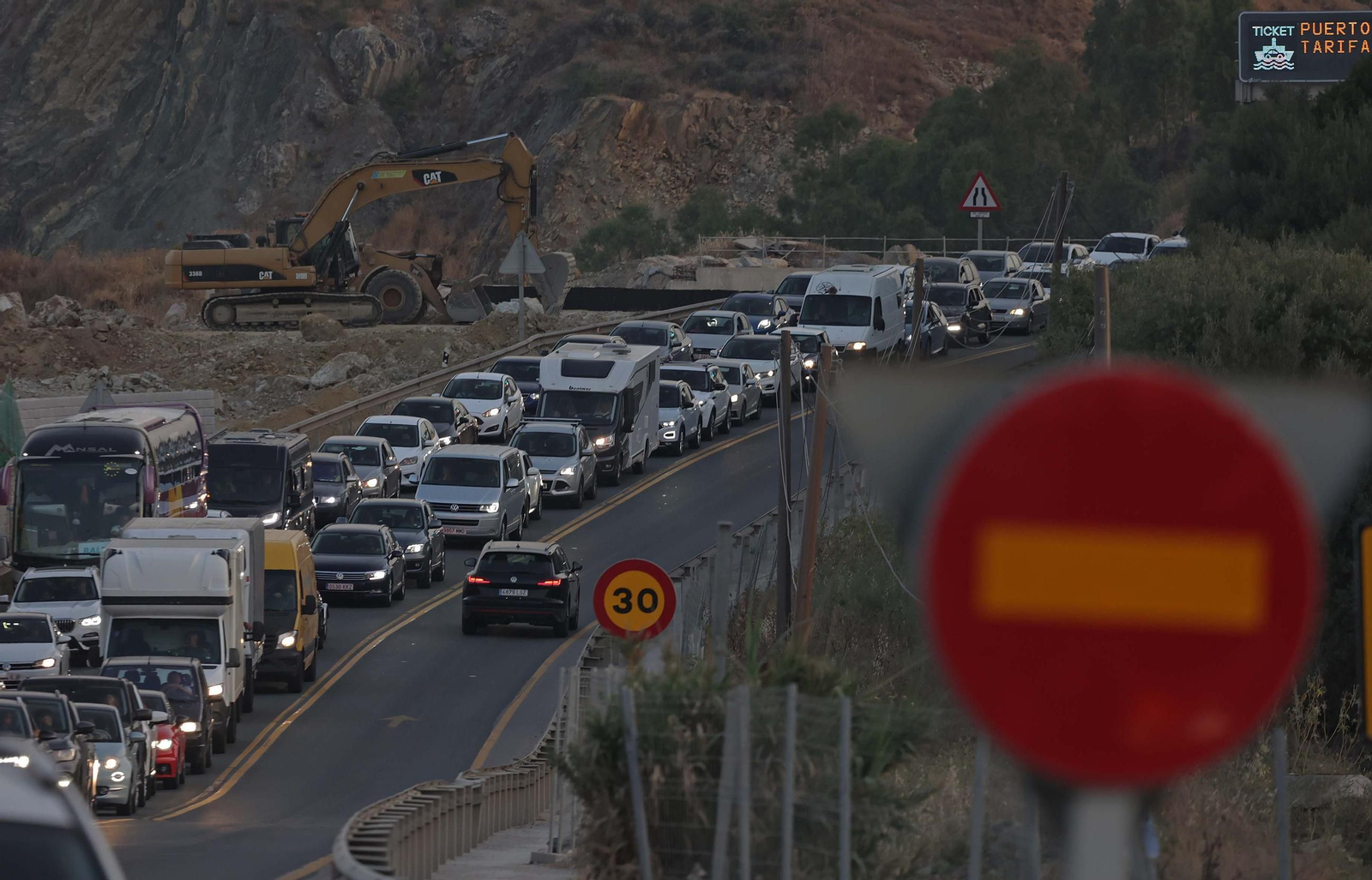 Fotos del colapso de tráfico en la N-340 por las obras del Acceso Sur de Algeciras