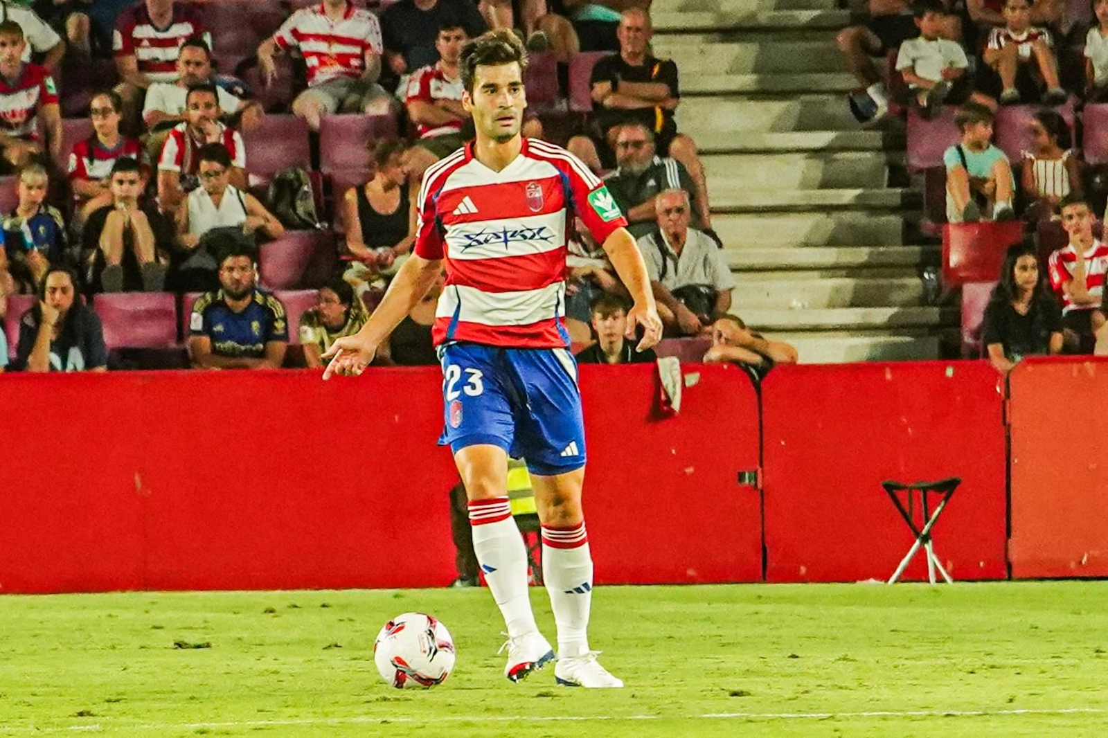 Manu Trigueros conduce el balón en el partido del jueves