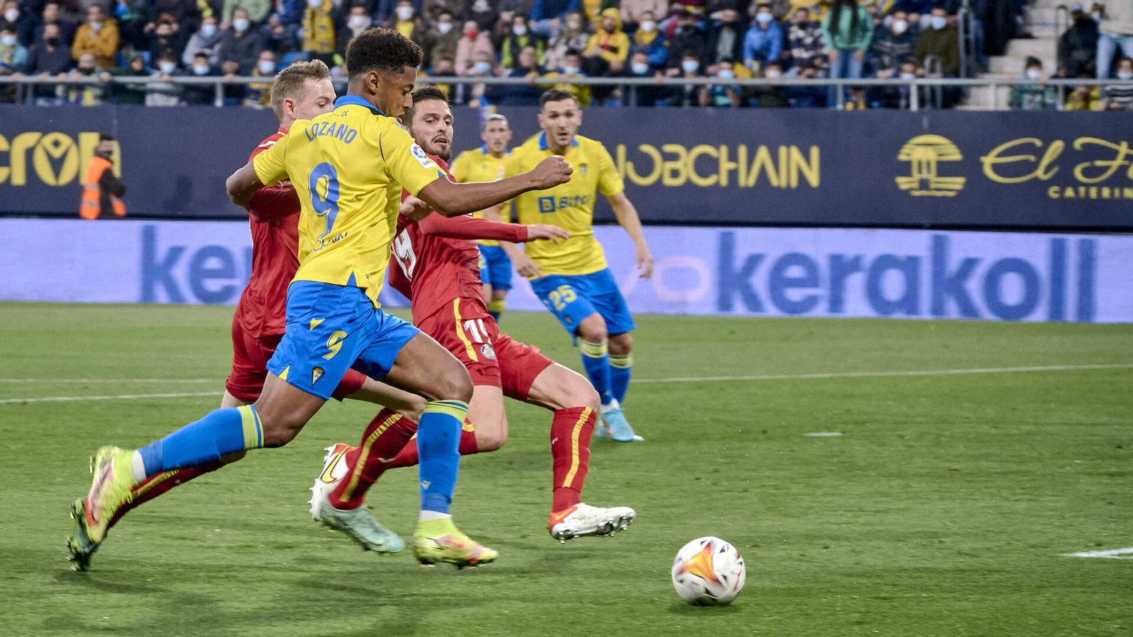 Partido de fútbol entre el Cádiz CF y el Getafe CF.