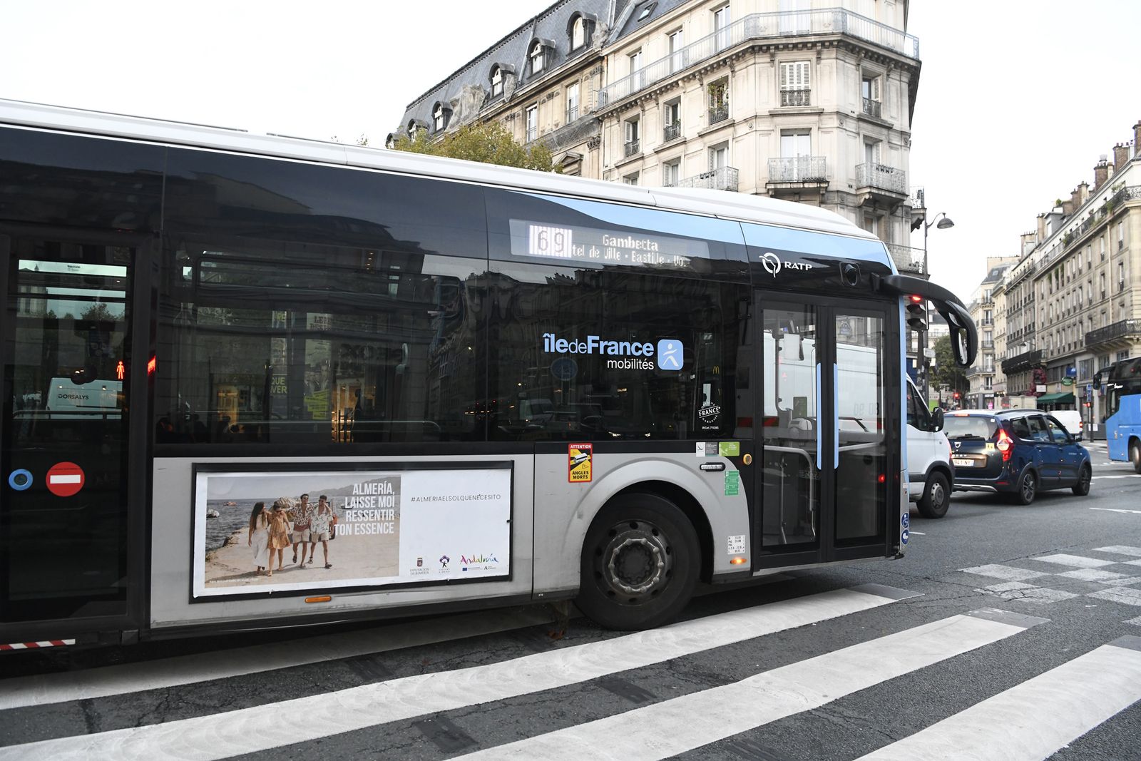 Uno de los autobuses con la nueva campaña de 'Costa de Almería' circulando por la ciudad parisina.