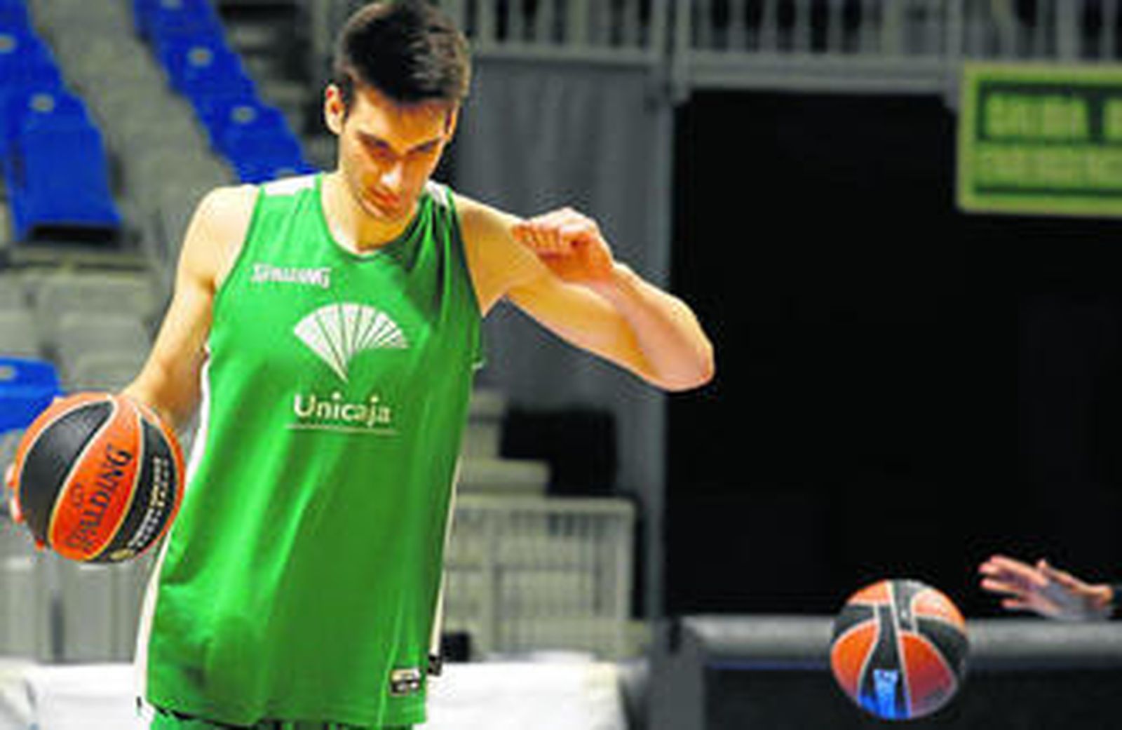 Cristian Uta bota el balón en un entrenamiento en el Martín Carpena.