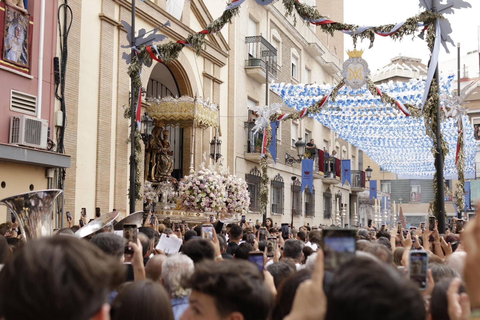 Imágenes de la salida y el recorrido de la Virgen de la Bella en la Magna Mariana de Huelva