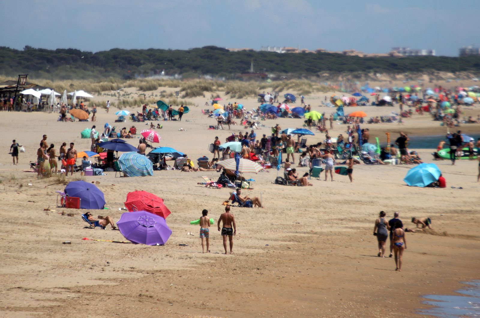 Imágenes de ambiente en la playa en la tarde del sábado