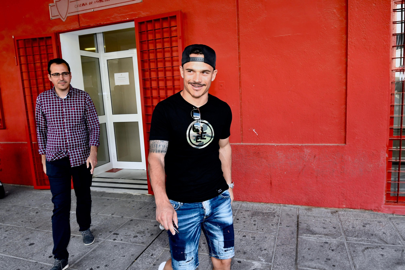 Roque Mesa sale de las oficinas del Sevilla.