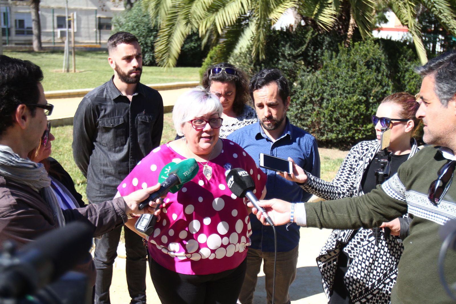 Mónica Rossi atiende a los medios junto a Jesús Amador.