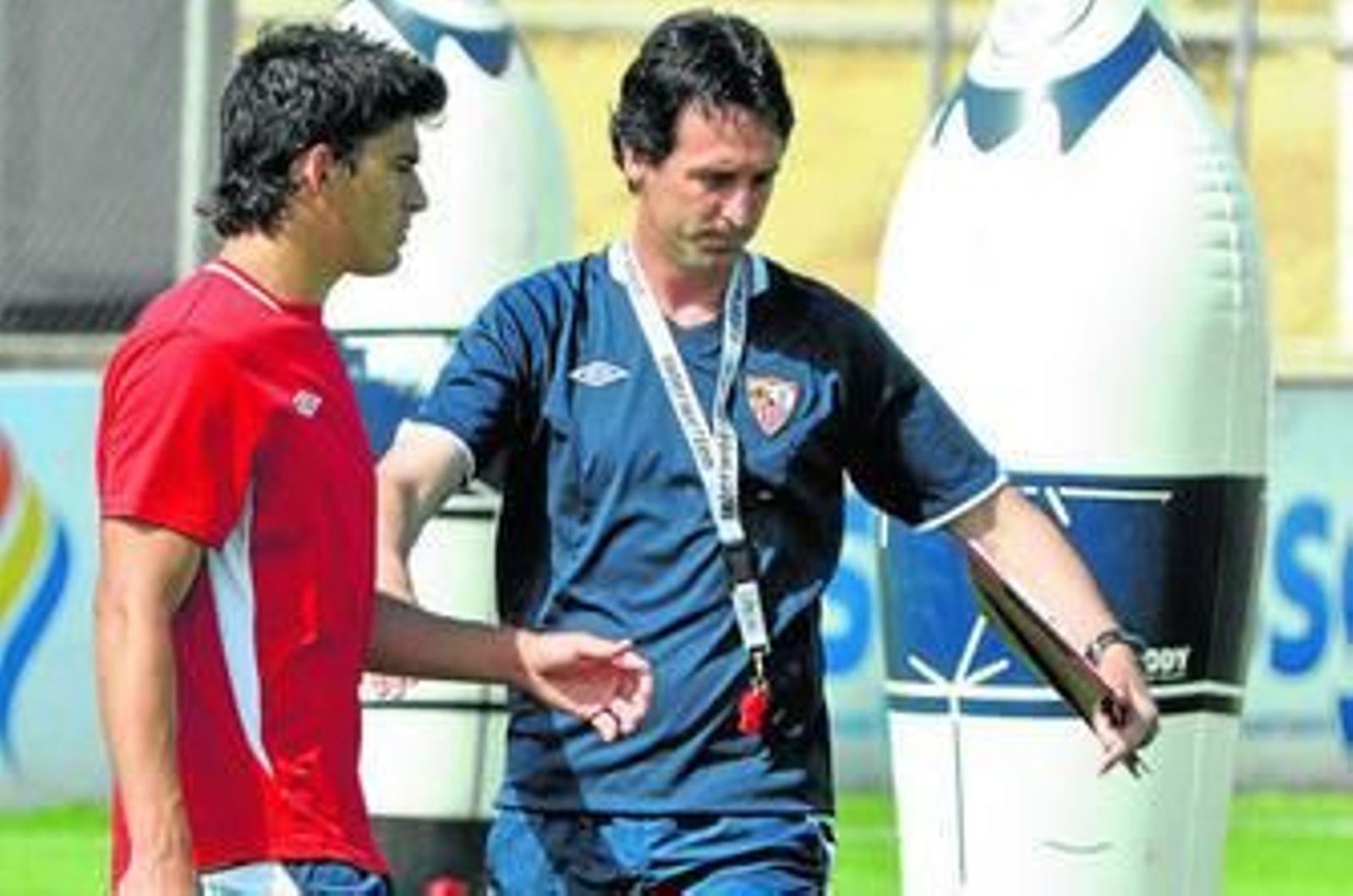 Unai Emery da instrucciones a Perotti durante un entrenamiento del Sevilla en la ciudad deportiva.