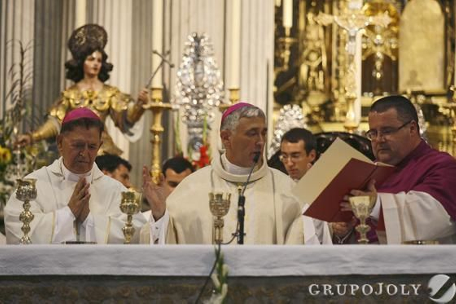 Imágenes de la toma de posesión del nuevo obispo de Cádiz y Ceuta, Rafael Zornoza Boy, en la Catedral de Cádiz.

Foto: Lourdes de Vicente - Joaquin Pino