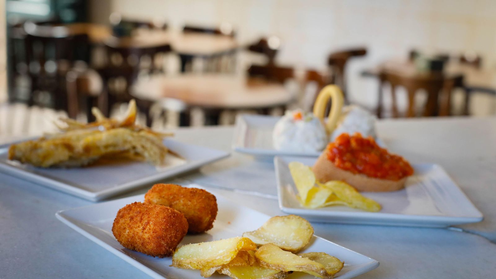 Algunas de las tapas más suculentas del bar de la Plaza de la Administración Vieja: croquetas, pisto o ‘pescao’ frito.